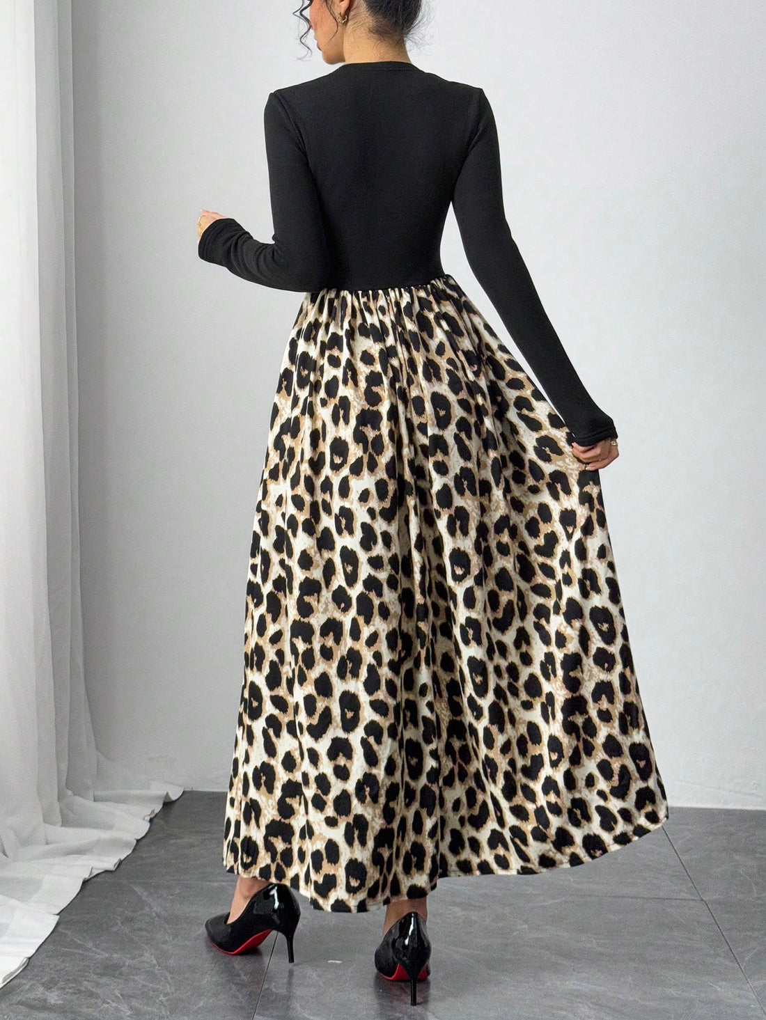 Unleash your wild elegance in this leopard print long dress! With a warm wool lining and convenient pockets, you'll stay cozy and stylish all season long. No need to sacrifice fashion for comfort with this unique piece. (Purr-fect for any occasion!)