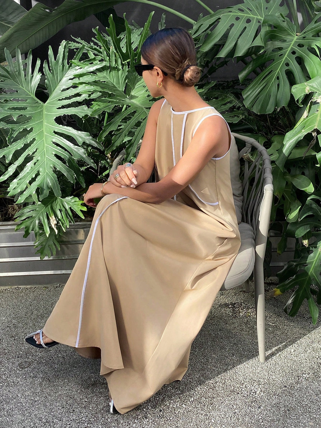 Get ready for effortless style with our Chic & Effortless Maxi Dress! The solid color and color-contrasting panels create a unique and chic look, perfect for any occasion. Stay cool and comfortable in the sleeveless design while turning heads with your fashion-forward sense. A must-have for your wardrobe!