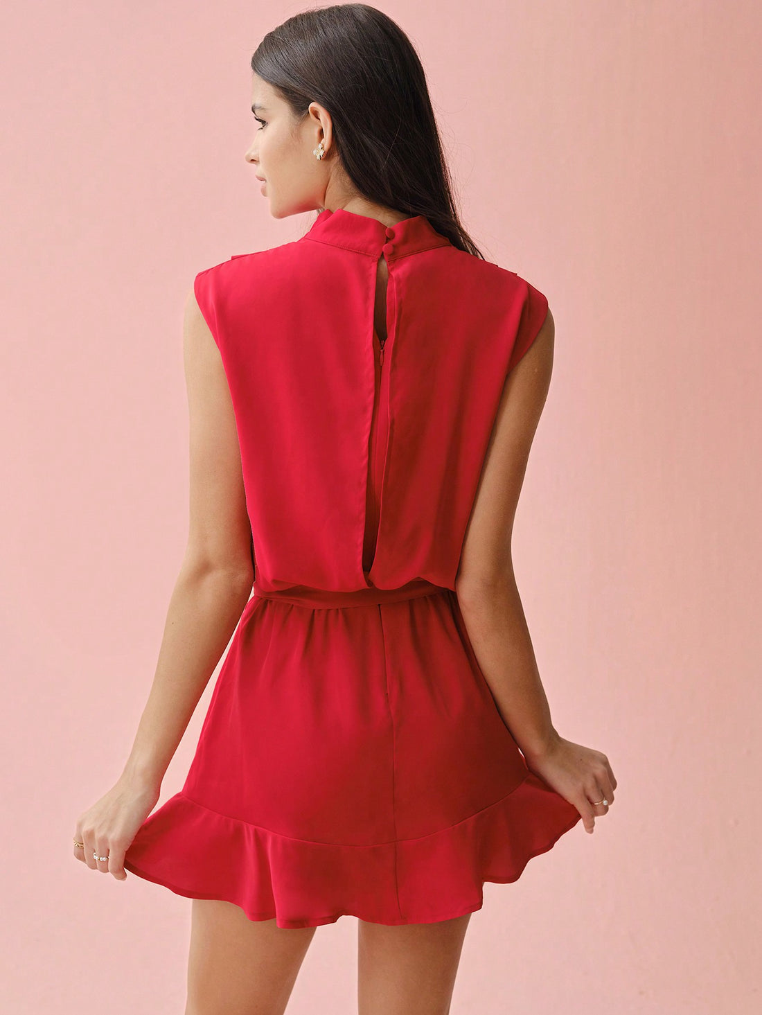 This dress is perfect for romantic dates and celebrations. With its chic red color, turtleneck design, sleeveless style, and knotted waist, it is sure to make you stand out. Upgrade your outfit game and turn heads with this dress!