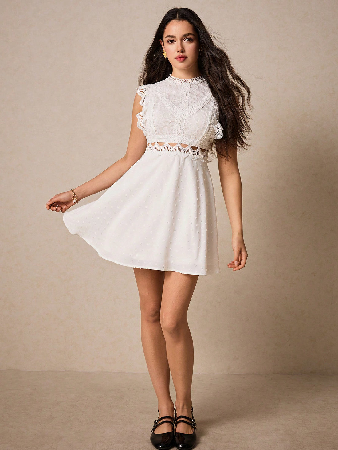 Be the belle of the ball in our elegant lace maxi dress! Featuring a sleeveless design and stand collar, this dress is perfect for summer weddings and tea parties. So go ahead, make a statement and turn heads with this stunning dress.