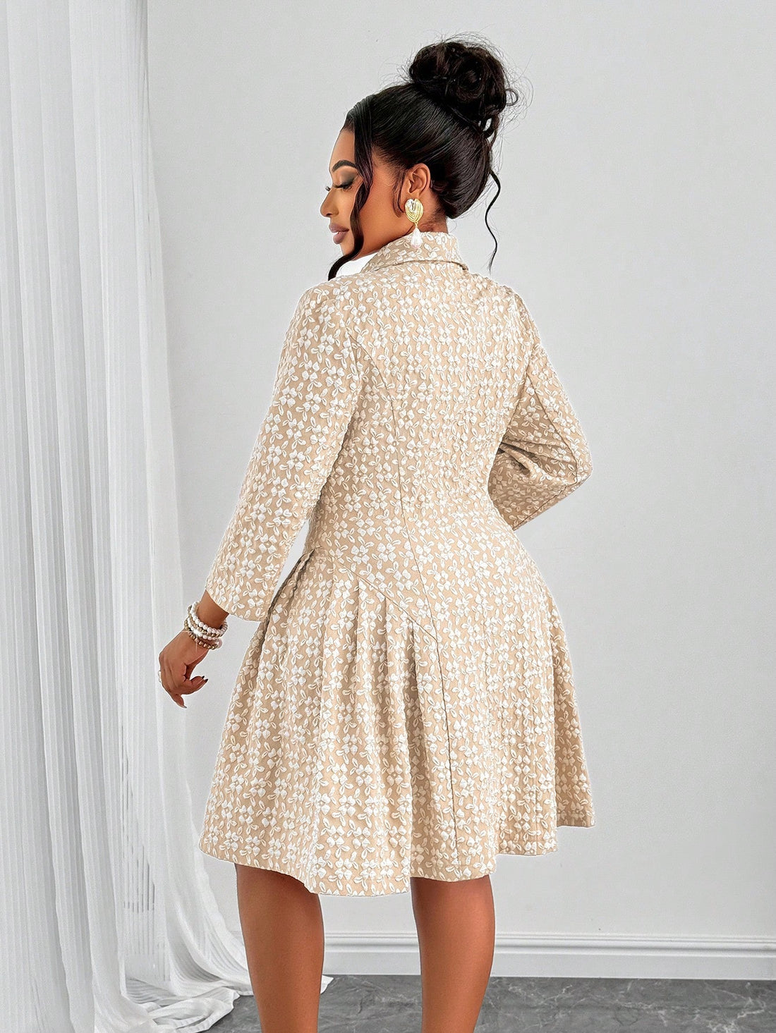 Get ready to turn heads with our Elegant Plus Size Woolen Blazer Dress! Perfect for Valentine's Day and festivals, this dress will make you feel confident and stylish. Made with high-quality wool, it will keep you warm and cozy while also giving you a sophisticated look. A must-have for your wardrobe!