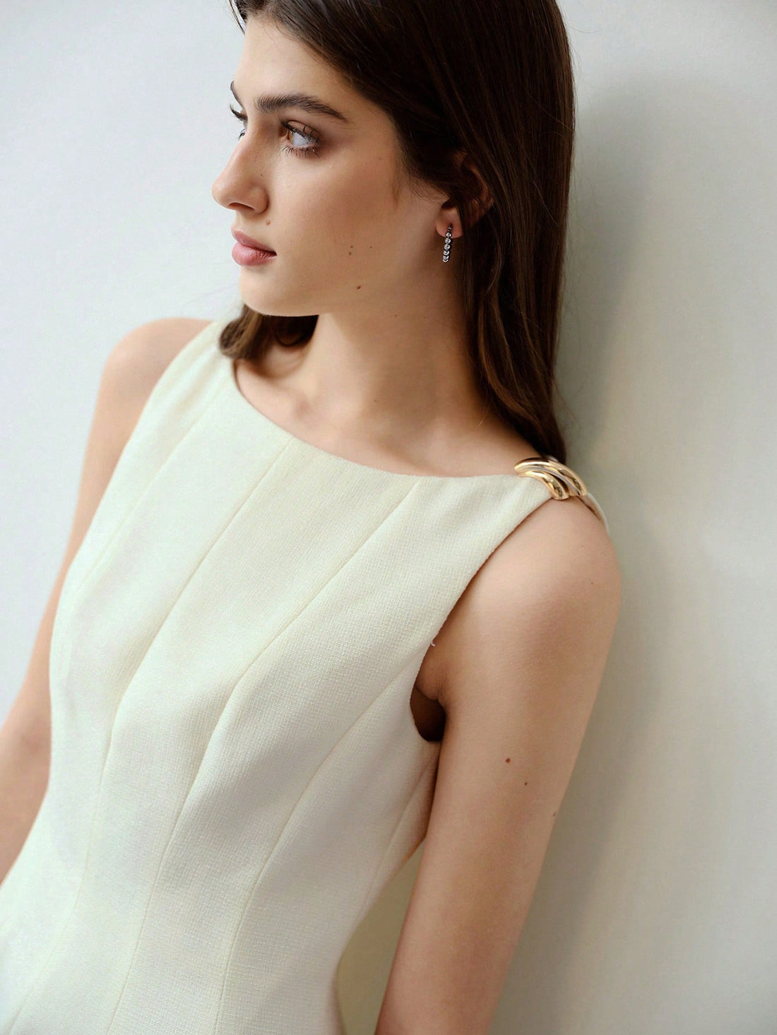 Step into the season with this Elegant Metal Decor Fitted Waist Dress, perfect for Valentine’s Day and sunny spring-summer days. Its sleek silhouette hugs your curves while shimmering metal accents add a touch of playful sparkle. Whether you’re dancing through a garden party or enjoying a romantic evening, this dress brings effortless charm and a flirty vibe to your wardrobe.