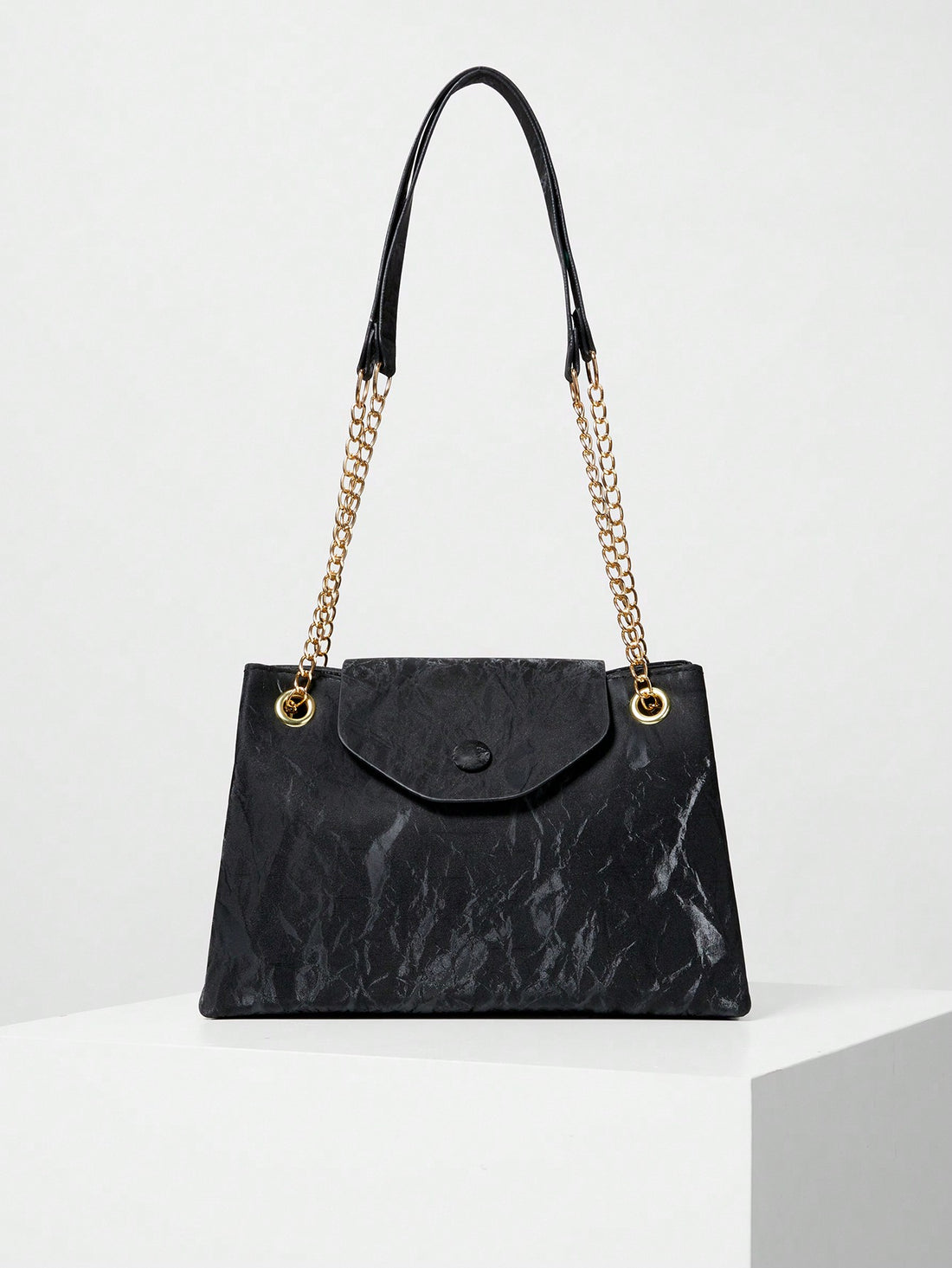 Meet your new favorite sidekick: a sleek black chain bucket bag that flips between chic underarm and casual carry styles. Ideal for busy college days or pro meetings, its minimalist design keeps your essentials close without the bulk. Lightweight yet sturdy, this bag adds a hint of edge to any outfit—because who says practical can’t be fun?