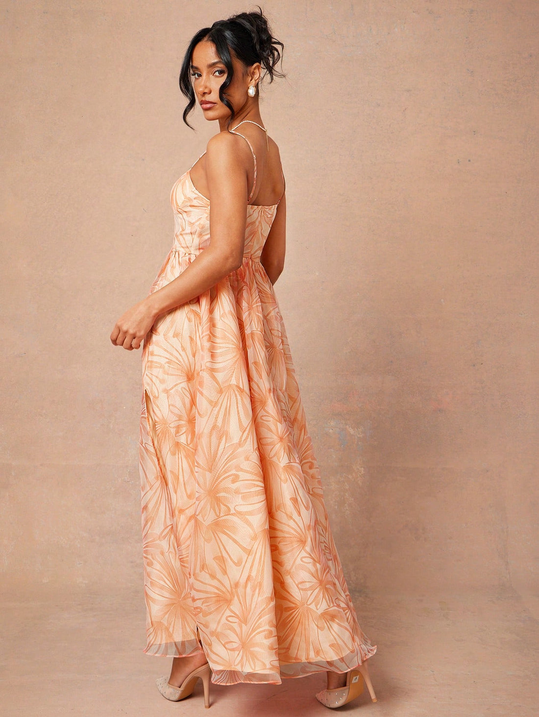 Step into sunshine with this Elegant Floral Sweetheart Maxi Dress—your ultimate summer vacation companion. Flowing fabric meets a flirty sweetheart neckline, creating a breeze of effortless charm. Whether you're strolling the beach or sipping sunset cocktails, this dress combines comfort and style to keep you feeling fabulous all day long. Embrace your inner flower child and make every moment bloom!