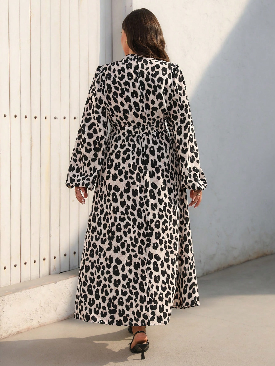 Step out in style with this Elegant Plus Size Leopard Print Dress, featuring a chic pleated front and a flattering sash to cinch your waist. The long sleeves add a touch of French-inspired sophistication, while the playful leopard pattern keeps things fun and fashionable. Perfect for any occasion where you want to feel confident and effortlessly stylish.