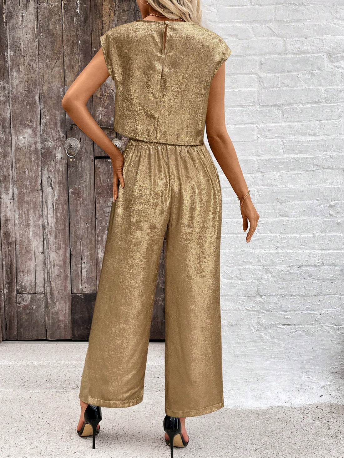 Ring in the season with effortless style! This chic two-piece set pairs a sleek sleeveless tee with tailored long pants featuring practical pocket details. Perfect for holiday gatherings, casual outings, or relaxed celebrations, it's the go-to combo for looking put-together without trying too hard. Mix, match, or wear together—versatility meets comfort in one fabulous package.