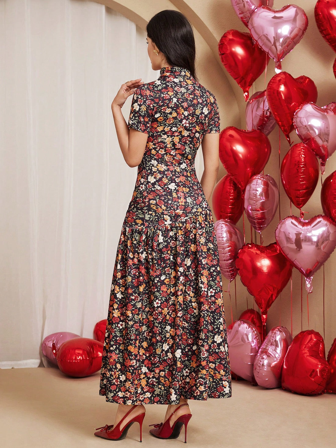 Stay cool and chic this summer with our Women's Ditsy Floral Cinched Waist Dress. The elegant yet stylish design features a flattering cinched waist, perfect for any body type. Embrace the season with this must-have summer outfit!