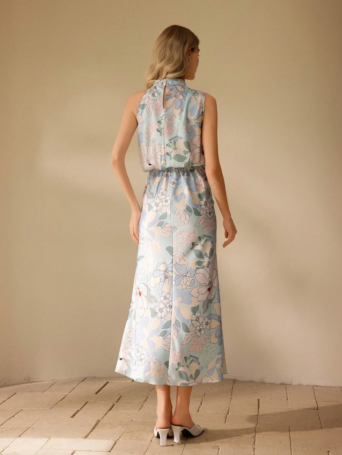 Stay stylish in this elegant mid-length dress featuring a beautiful botanical print. Perfect for any occasion, this dress is sure to turn heads and make you feel confident. Upgrade your wardrobe with this must-have piece.