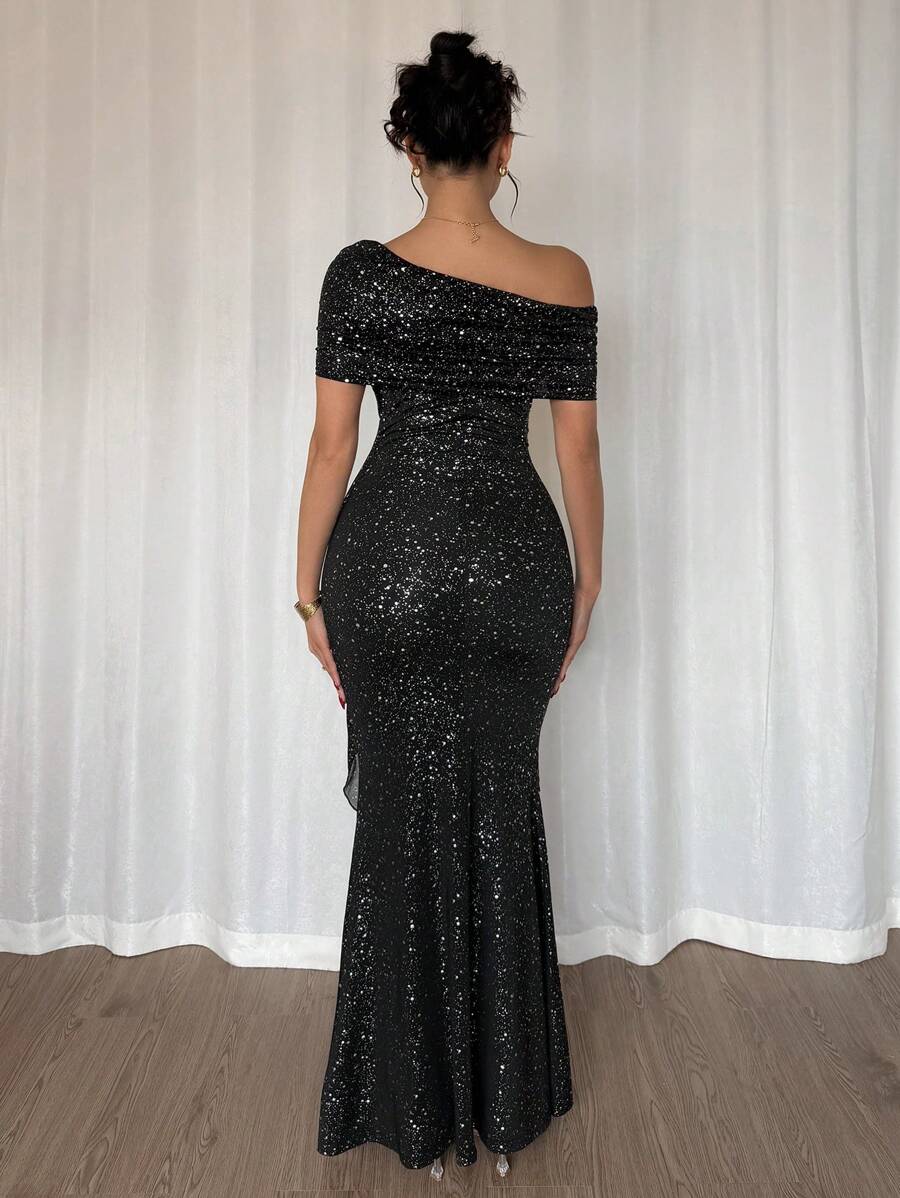 Unleash your style with this elegant off-shoulder dress. The unique patchwork design and flowing tail make it perfect for any stylish occasion. Be bold and confident in this one-of-a-kind dress!