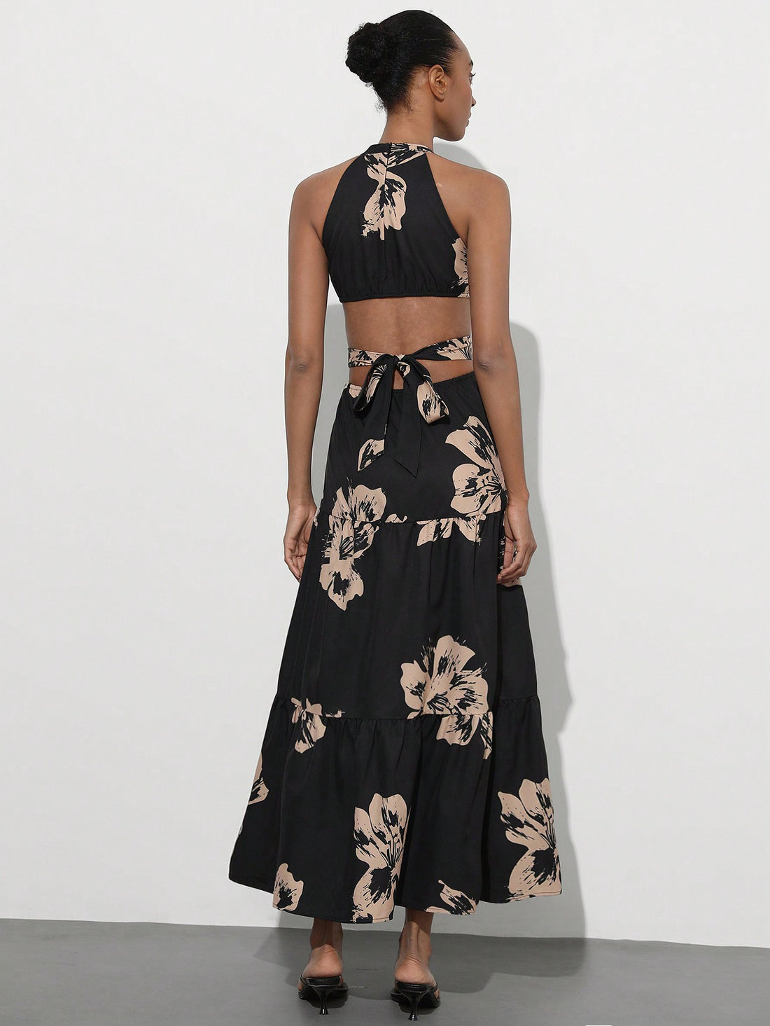 Step into holiday charm with this Elegant Floral Colorblock Dress featuring a playful asymmetric waist. The vibrant floral patterns blend seamlessly with bold color blocks, creating a fun and flattering silhouette. Perfect for festive gatherings, this dress adds a splash of whimsy and style to your celebration wardrobe.