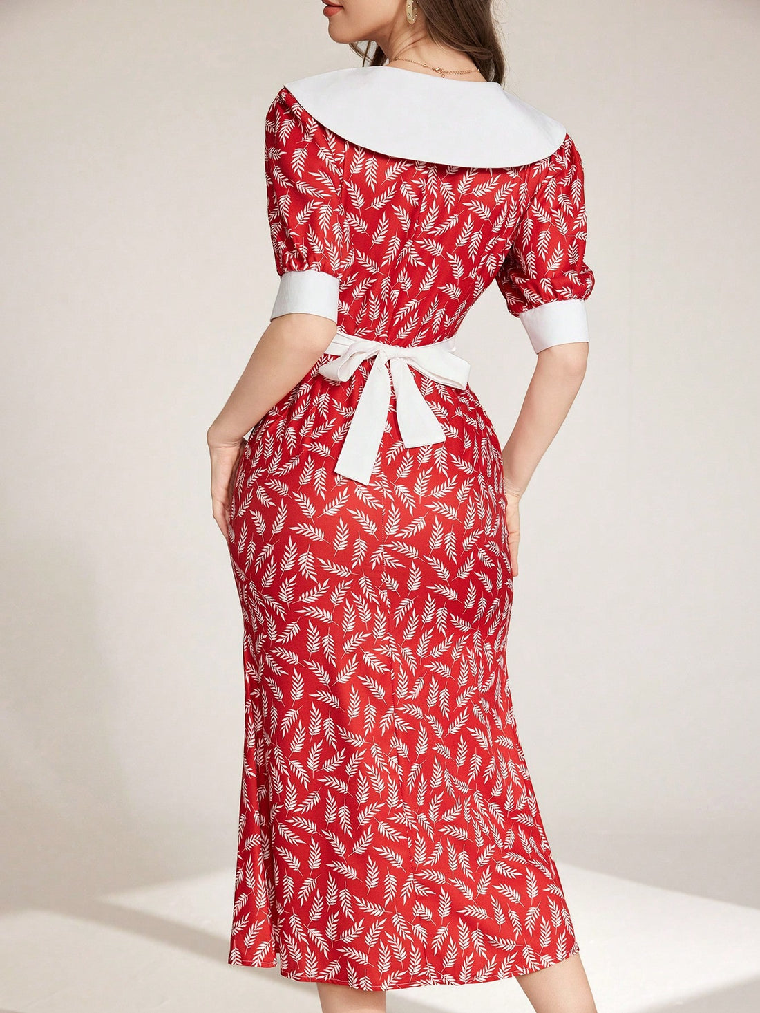 Make a statement with our Modelyn Spring Floral Dress - the perfect blend of retro style and elegant French design. Featuring a waist-cinching slim fit and playful ditsy print, this dress is sure to turn heads. Step into spring with confidence and style!