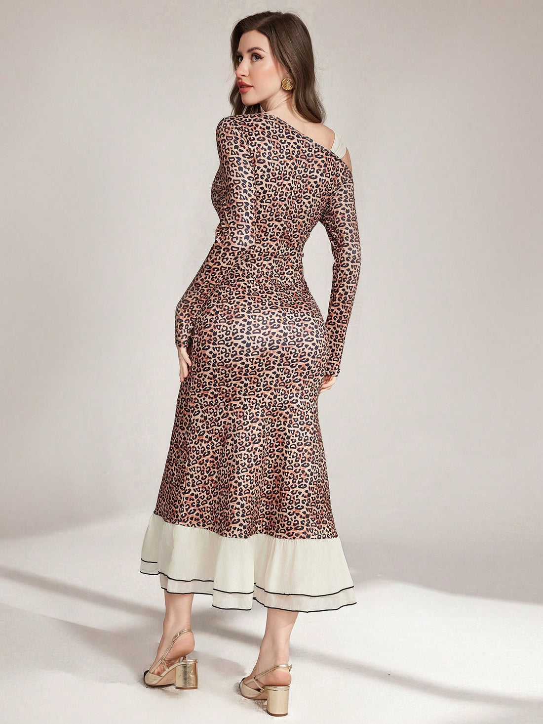 Unleash your inner fashionista with our Chic Leopard Print Midi Dress! Featuring a playful patchwork design and flirty bow detail, this long sleeve dress exudes casual elegance. Make a statement while staying effortlessly stylish.