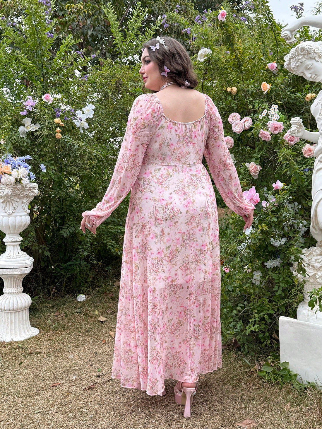 Be effortlessly elegant in this Chic Plus Size Floral Print Dress. With delicate lace trim and charming lantern sleeves, this dress adds a touch of romance to any occasion. The floral print gives a playful twist to the timeless design, making it perfect for those who don't take themselves too seriously.