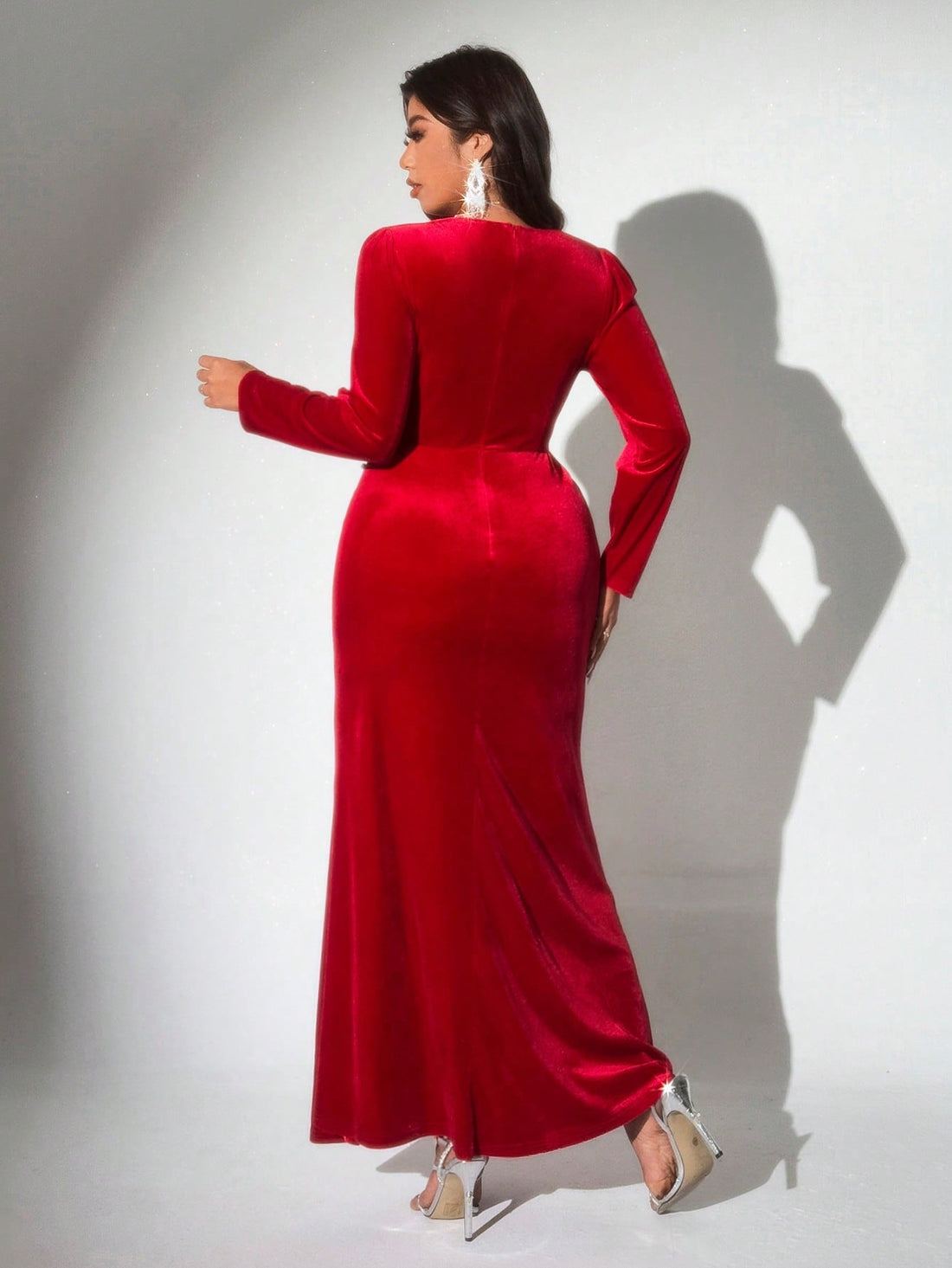 Step into the spotlight with this Elegant Plus Size Velvet Mesh Fishtail Dress, designed to turn heads at any formal event. The soft velvet hugs your curves while the delicate mesh adds a touch of mystery. Pearly details sparkle just enough to keep things fun and fabulous. With its dramatic fishtail silhouette, this dress promises a graceful entrance and a night full of compliments. Perfect for those who love to blend elegance with a playful twist!