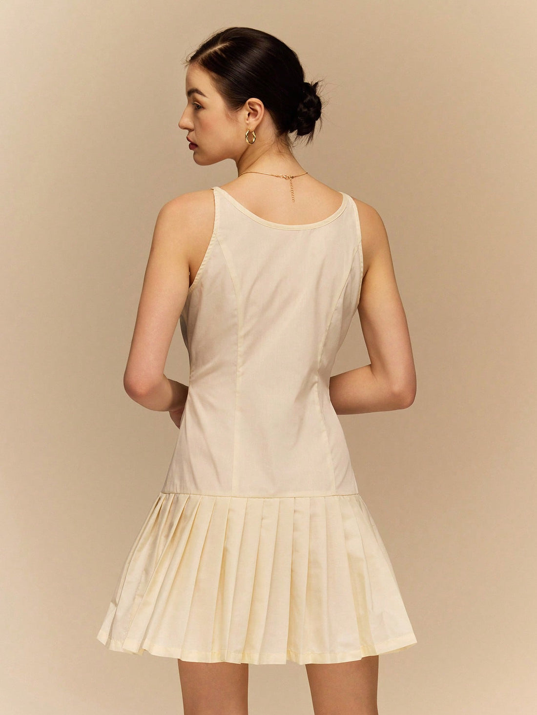 Effortlessly achieve everyday chic with our Po-selle Women's Casual Minimalist Mini Dress. This dress exudes effortless elegance, perfect for any occasion. Stay stylish and comfortable with its lightweight and versatile design. Add this to your wardrobe for an instant touch of chic.