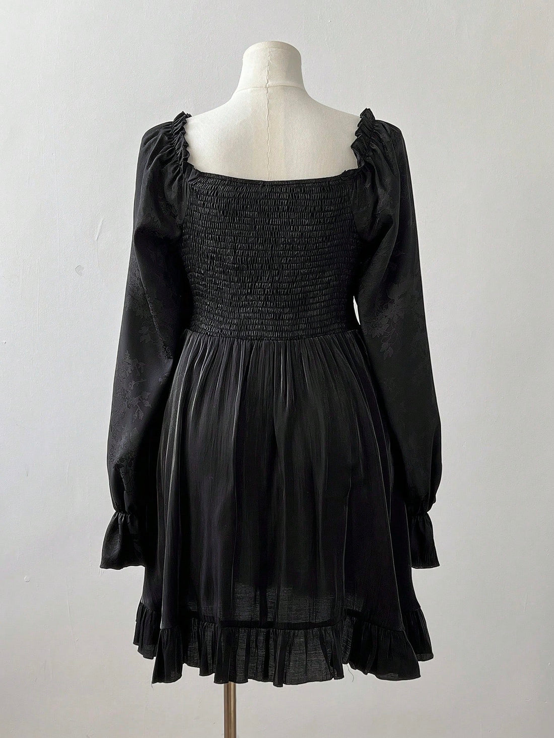 Looking for a dress that screams chic? Look no further than our Plus Size Long Sleeve Square Neck Knot Front Jacquard Dress! With a cinched waist and glossy sheen, this dress is perfect for evening events. The knot front and jacquard pattern add unique style to make you stand out.