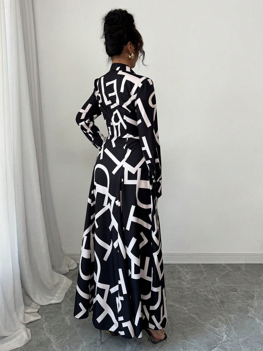 Step out in style with this Elegant Floral Print Maxi Dress! Featuring long sleeves and a flattering cinched waist, it’s perfect for turning heads on casual vacations or daily commutes. The flowing maxi length combined with vibrant floral patterns adds a playful, chic vibe that keeps you comfortable and confident all day long. Effortlessly versatile, it’s your go-to dress for wherever the day takes you!