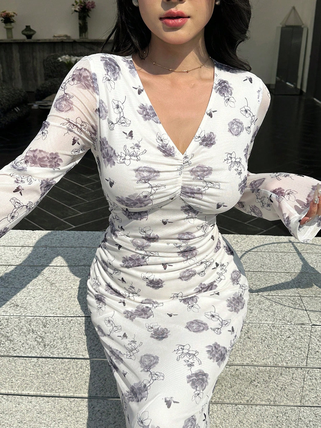 Effortlessly elevate your style with our Chic Women's Floral Print V-Neck Long Sleeve Ruched Dress. The floral print adds a touch of femininity, while the v-neck and ruched details accentuate your curves. Perfect for any occasion, this dress will make you stand out in a crowd.