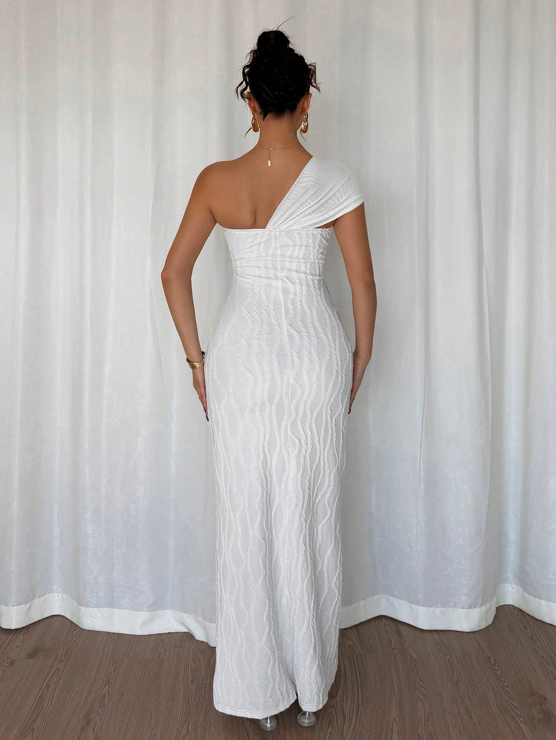 Introducing the dress that proves elegance doesn't require effort! This asymmetric tie-front bow dress is your new go-to for looking put-together without trying too hard. The playful bow detail adds a touch of whimsy, while the asymmetric cut keeps things modern and interesting. Perfect for casual outings, coffee dates, or whenever you want to feel effortlessly chic. Slip it on and let the dress do the talking—because sometimes the best style is the kind that feels like second nature.