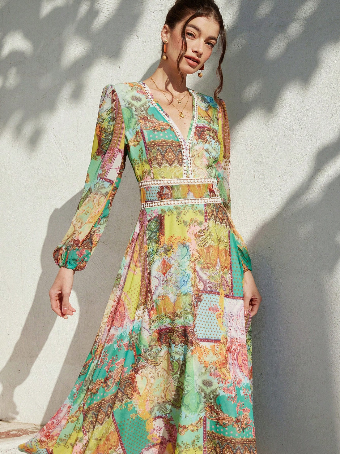 Get ready to enchant everyone around you with this gorgeous lace chiffon dress! The delicate floral print and flowy chiffon fabric make it the ideal choice for romantic spring and summer days. Perfect for picnics, garden parties, or a special date, this dress will make you feel like a true enchantress.