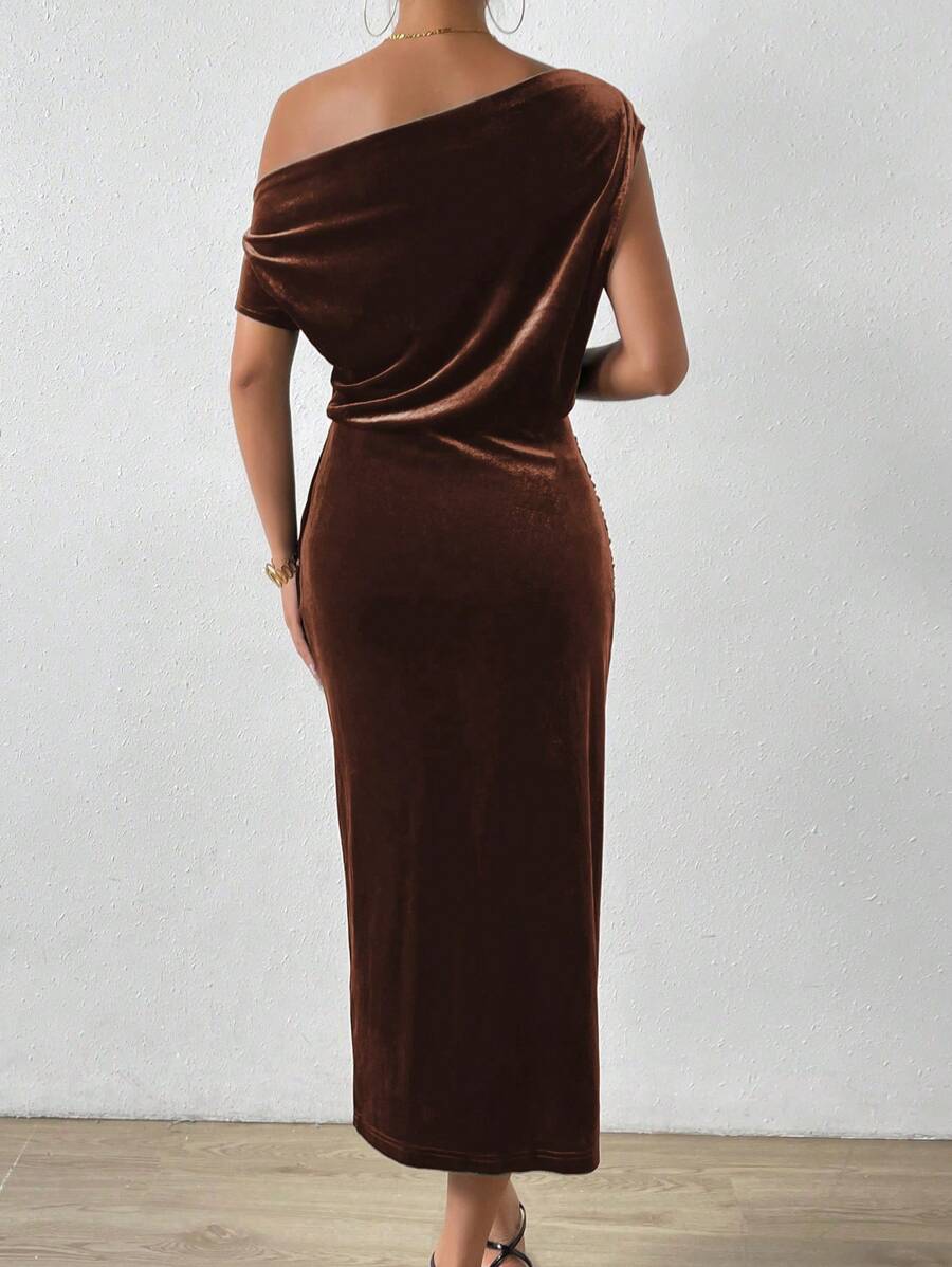 Exude Velvety Sophistication in Our Chic Off-Shoulder Mid-Length Dress!

Experience the breathtaking fusion of vintage Hollywood heritage and sharp, modern architectural tailoring. This stunning velvet mid-length dress is meticulously designed for the woman who values a high-fashion, "quiet luxury" approach to evening dressing—the ultimate centerpiece for prestigious winter galas, exclusive holiday soirées, and high-authority seasonal gatherings.

Iconic Velvet Artistry: Featuring a masterfully curated, hig