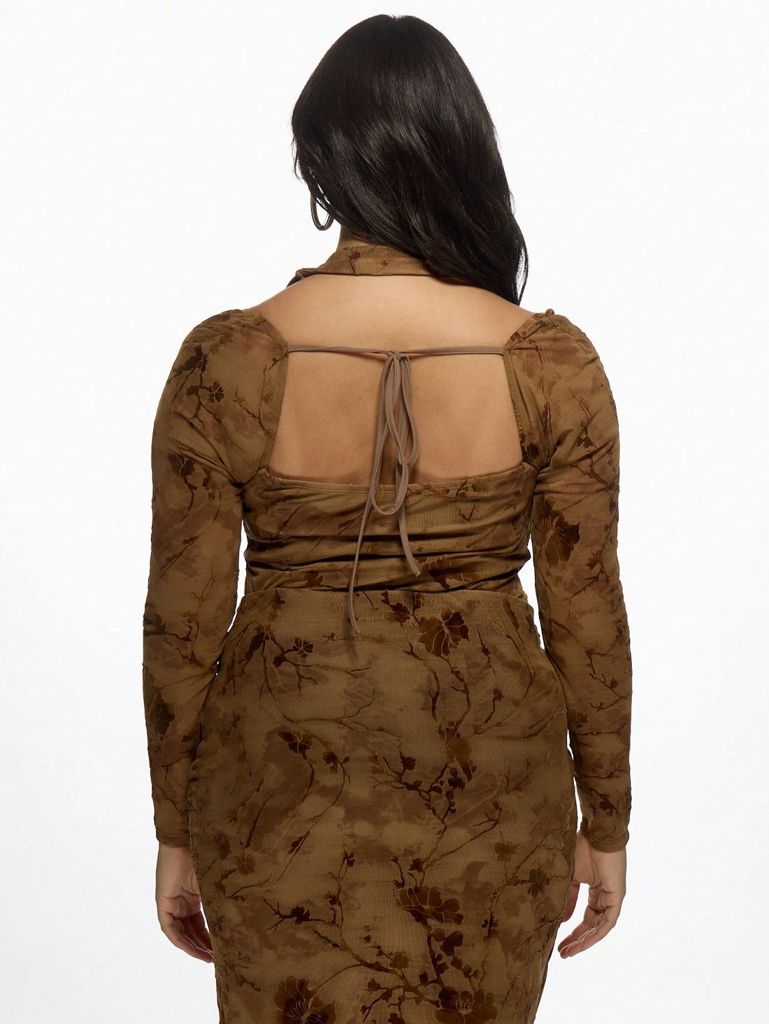 Make a statement this season in our Plus Size Floral Print Long Sleeve Bodysuit—the perfect blend of elegance and edge. Featuring a daring plunge neckline and charming tie-front detail, this piece transforms any outfit into party-ready glamour. The vibrant floral print brings life to your fall-winter wardrobe, while the fitted bodysuit silhouette flatters your curves beautifully. Pair it with your favorite bottoms for an effortlessly chic look that turns heads. Because fabulous comes in all sizes, and you d