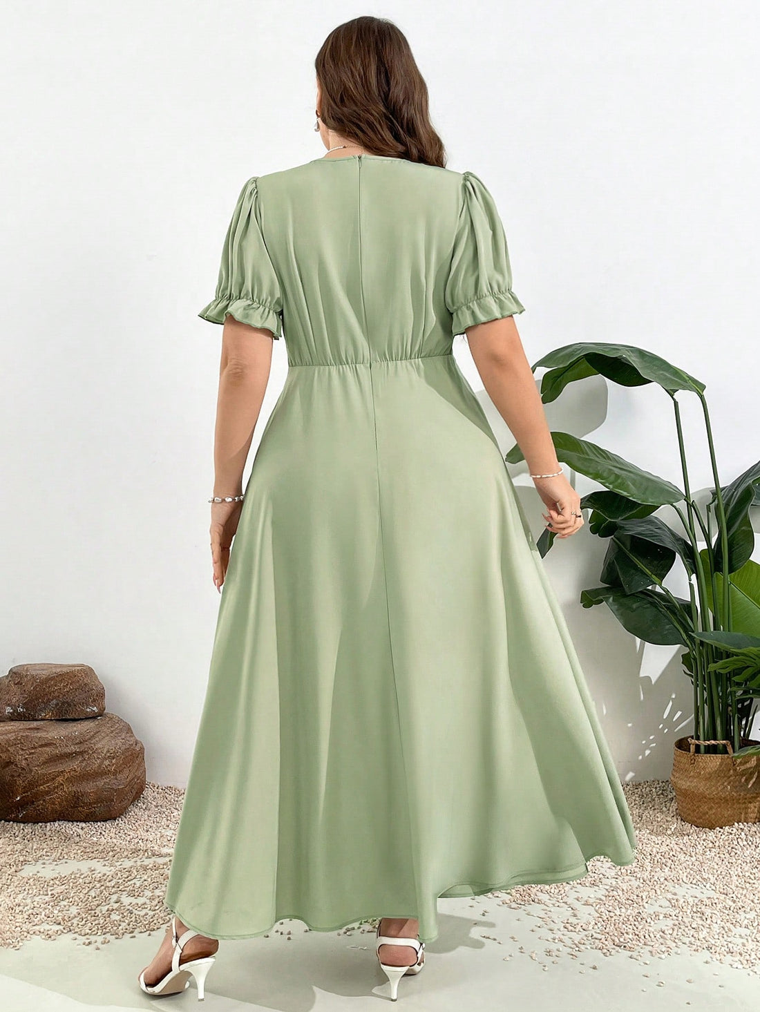 Step out in style this spring and summer with our Elegant Plus Size Green Casual Dress! Featuring handy pockets to keep your essentials close, this dress blends comfort with charm. Its fresh green hue brightens your day, while the flattering fit celebrates your curves. Perfect for picnics, brunches, or just feeling fabulous, this casual dress adds a playful pop of color to your wardrobe.