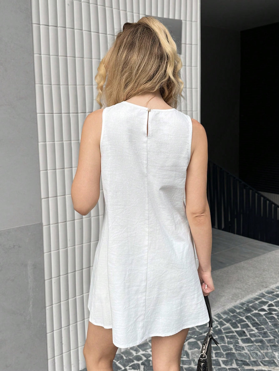 Make a splash with this Chic & Casual Fish Print Dress! Perfect for any occasion, this sleeveless dress combines chic fashion with a playful fish print. Amp up your style with this quirky and fun statement piece!