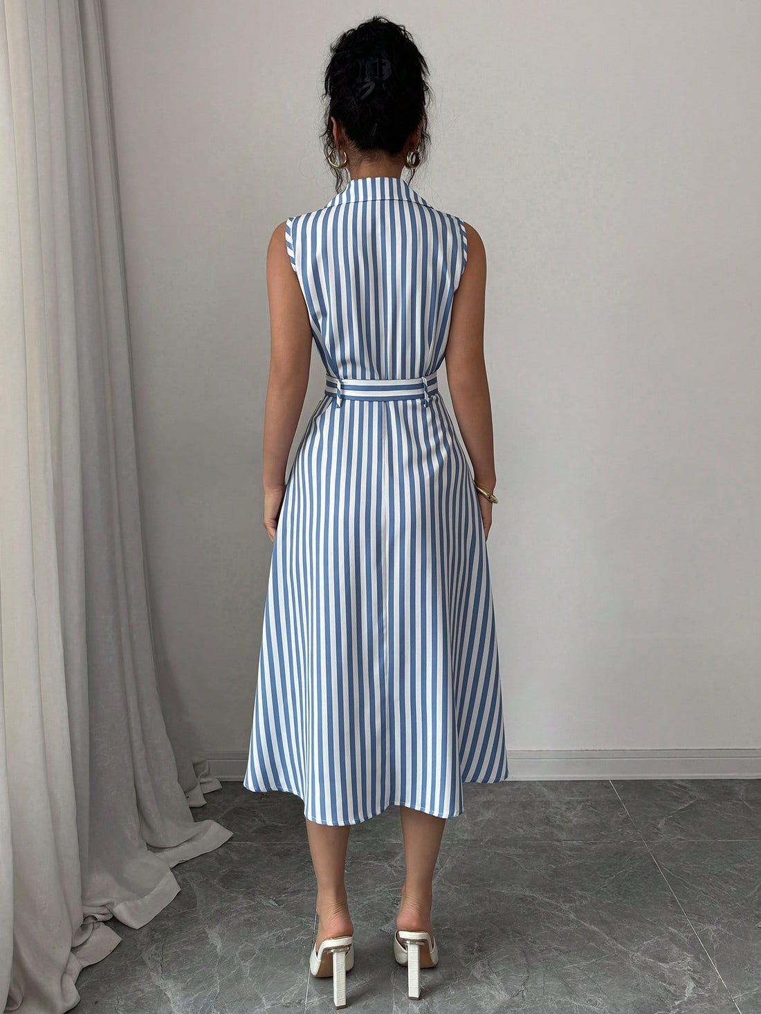 Unleash your effortless and chic style with our Women's Striped Sleeveless Mid-Length Summer Dress. Perfect for warm days, this dress offers a comfortable and stylish fit. Embrace your summer wardrobe with this must-have piece!