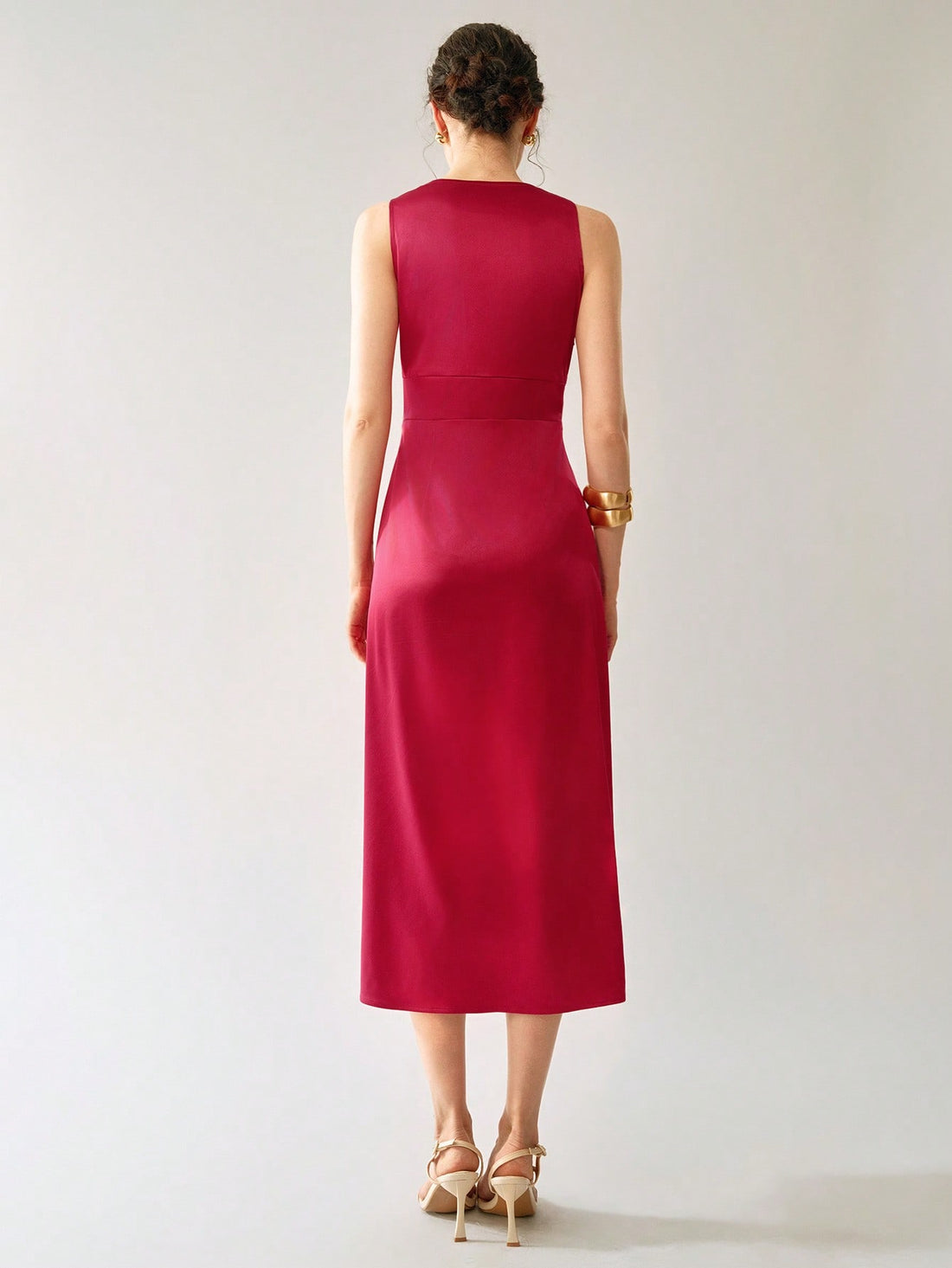 Get ready to turn heads at any wedding this season with our elegant sleeveless V-neck midi dress. With its flattering fit and timeless style, this dress is the perfect choice for any special occasion. Say "I do" to effortless style and comfort in our must-have dress.