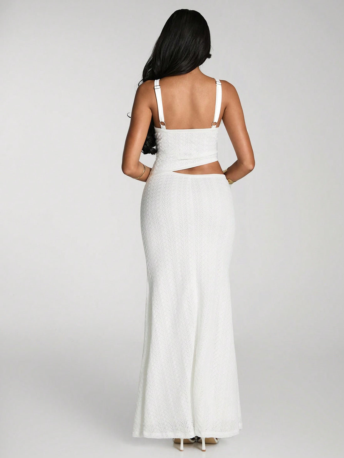 Add a twist to your evening wardrobe with our Chic Solid Color Twist Cut-Out Maxi Slip Dress. With its stylish cut-outs and sexy maxi length, this dress is perfect for any occasion. Upgrade your wardrobe with this chic and stylish piece.