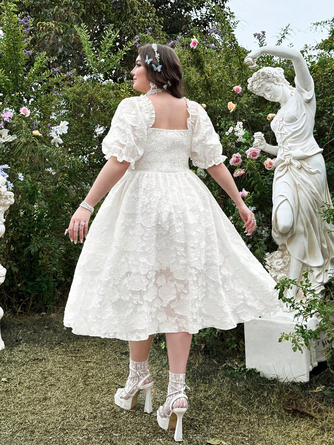 Effortlessly stylish and comfortable, this plus size midi dress is the ultimate summer essential. With chic puff sleeves and a solid color design, you'll be turning heads wherever you go. Perfect for any occasion, this dress effortlessly combines fashion and ease. (Only 40 words, playful and quirky tone)