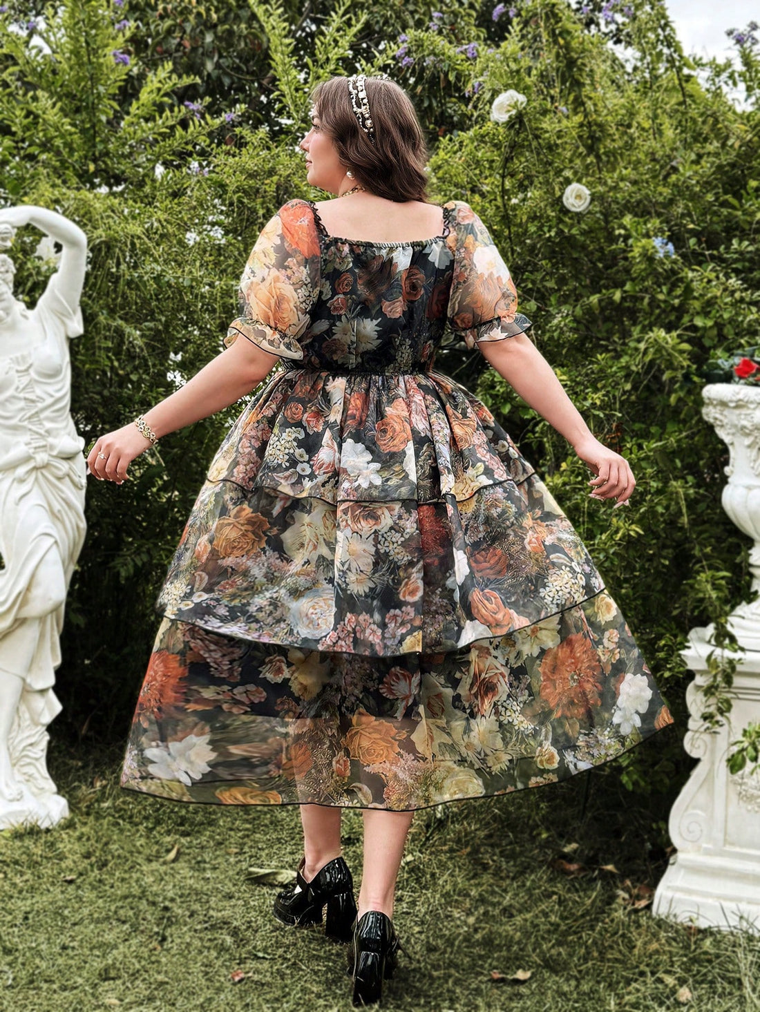 This plus size vintage dress is a work of art - literally! With its unique oil painting print and layered organza design, you'll stand out in the crowd. Perfect for casual spring and summer holidays, this dress is a must-have for any fashion-forward wardrobe.