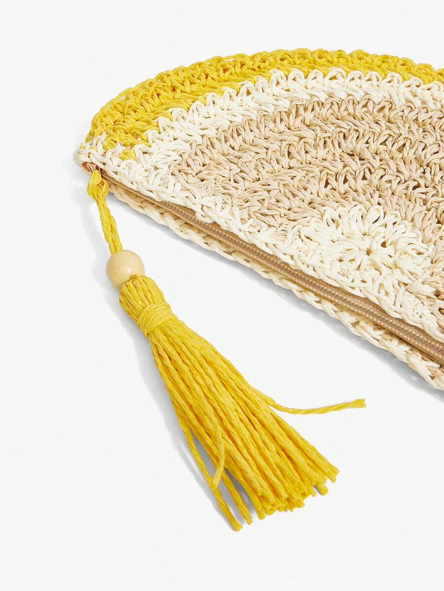 Zipper closure detail of summer straw clutch bag