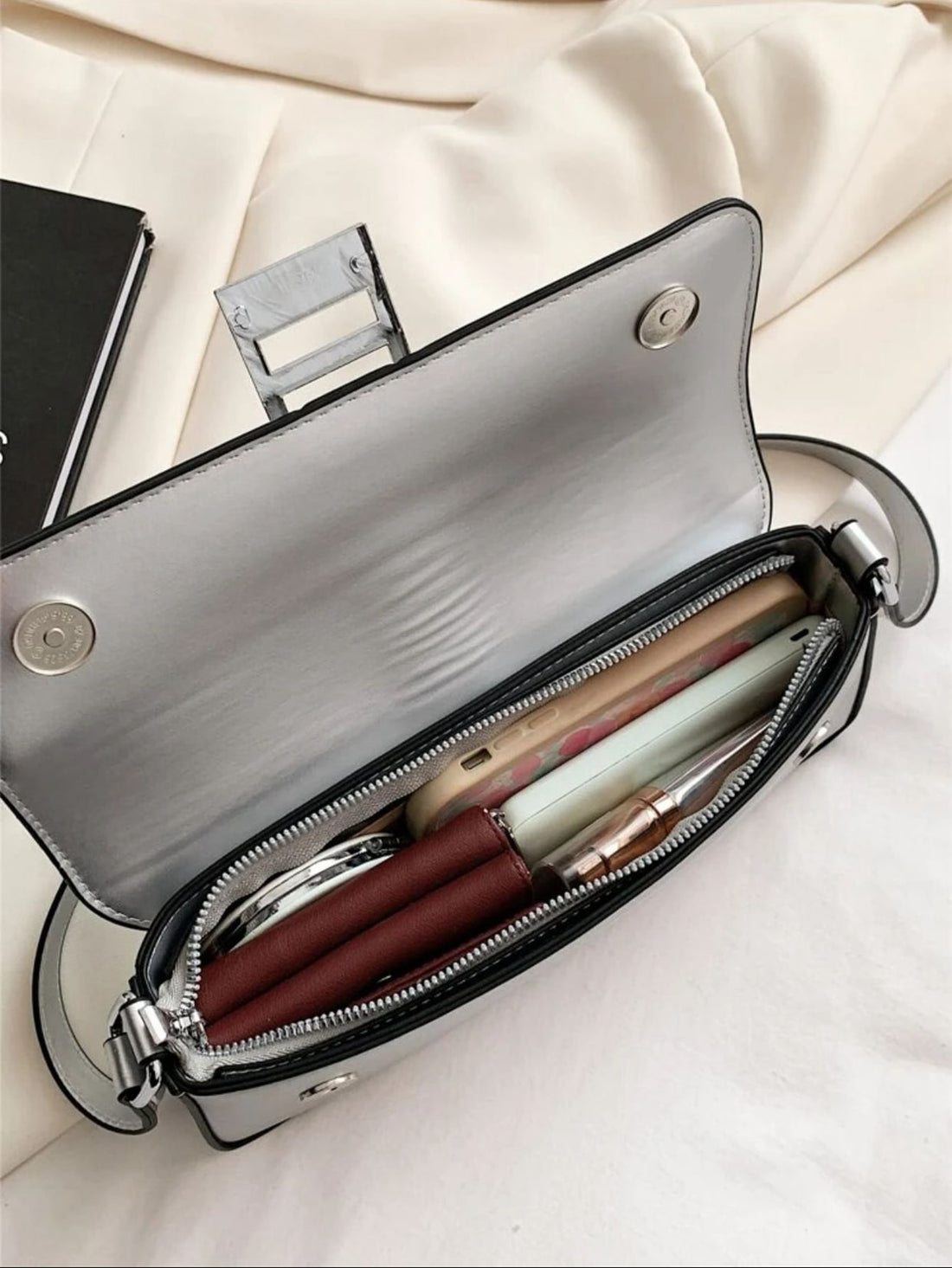 Add a touch of retro charm to your daily routine with this Vintage Rivet Design Baguette Handbag. Its structured silhouette and eye-catching rivet details bring style and sass to your workday wardrobe. Perfectly sized to hold your essentials, this shoulder bag combines practicality with a playful edge you'll love showing off.