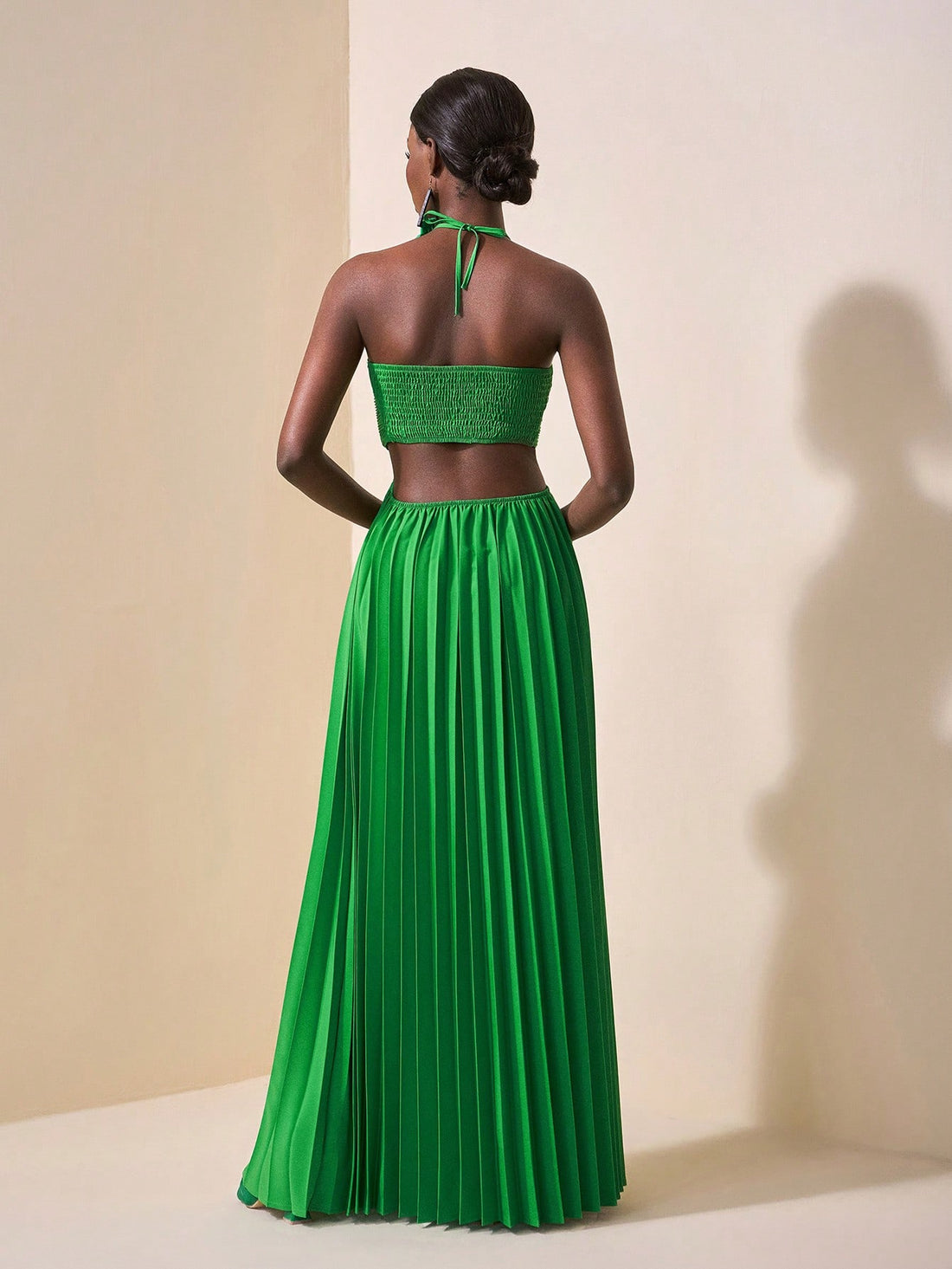 Get ready to turn heads on your next beach getaway with our Elegantly Chic Solid Green V-Neck Pleated Long Beach Dress! This summer staple features a flattering V-neck design and flowy pleated skirt, perfect for both strolling on the beach and grabbing a drink at the beach bar. Bring on the compliments!