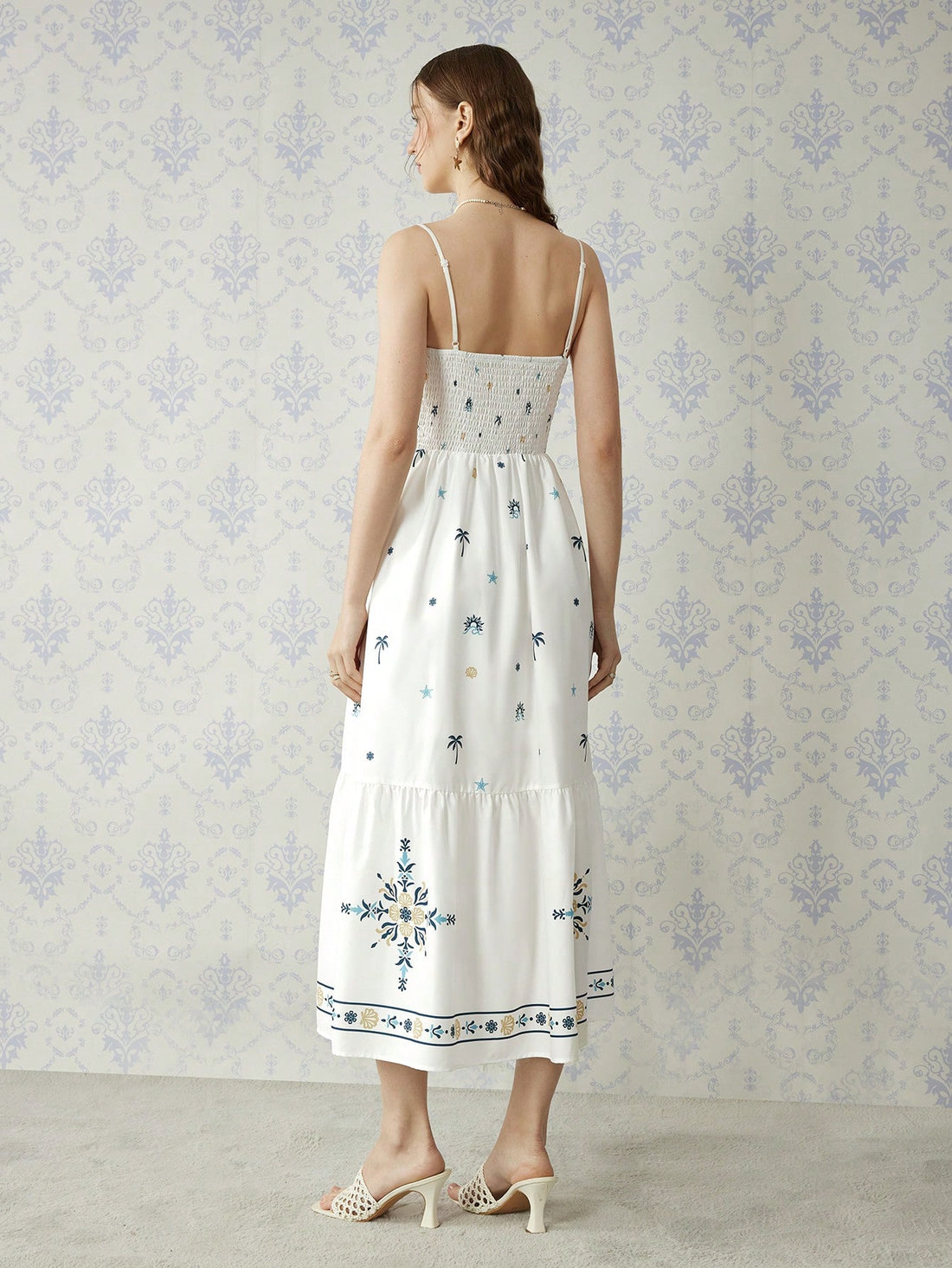 Get ready to turn heads with the Chic Tropical Dream dress! This women's casual dress features a beautiful floral pattern and a playful flare hem, perfect for any occasion. Stay chic and on-trend with this must-have addition to your wardrobe!