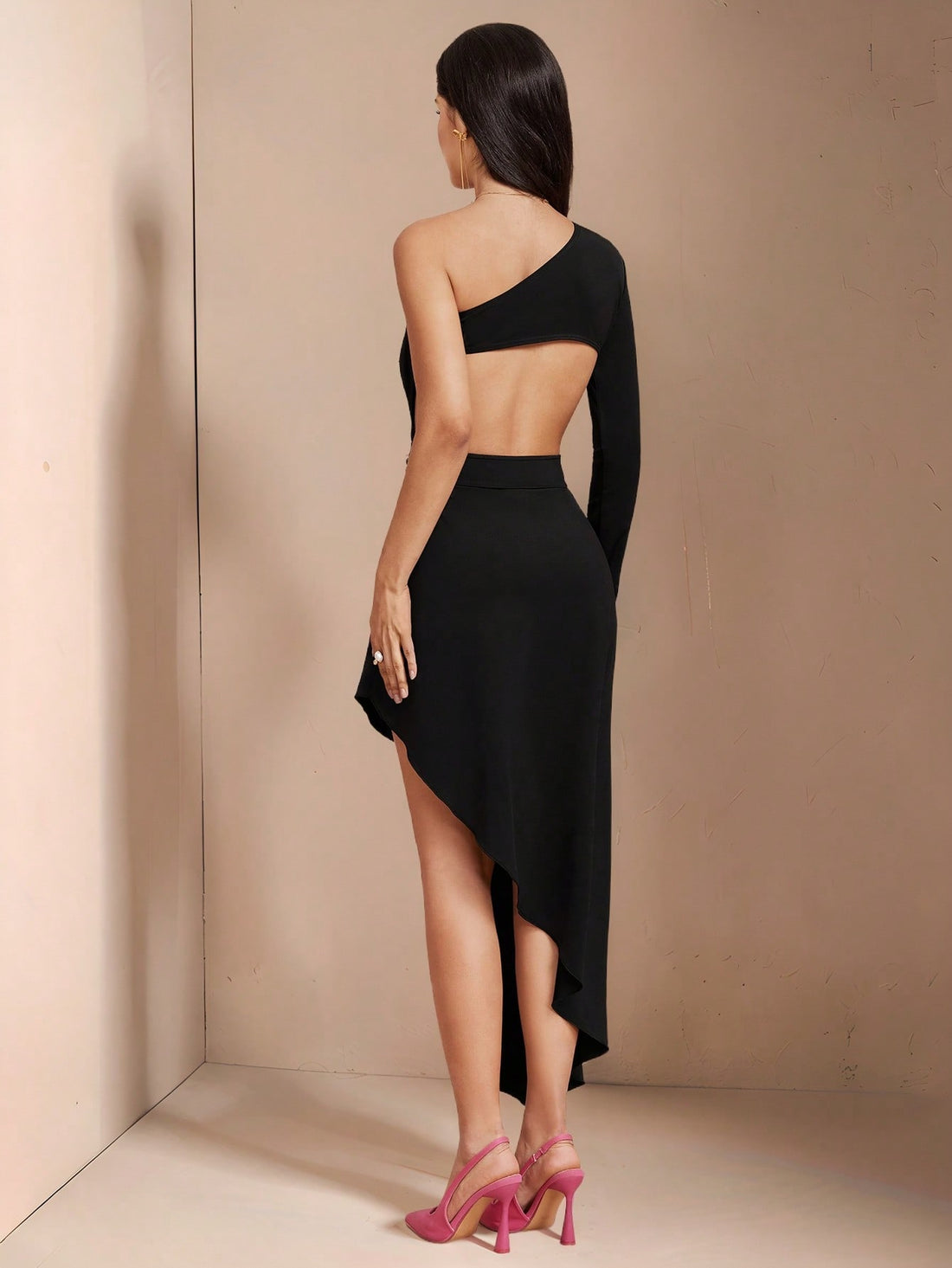 Make every occasion stylish with our Elegant Women's Asymmetric Waist Ruched Mid-Length Dress! The unique asymmetric waist and ruched design add a touch of sophistication to this mid-length dress. Perfect for those looking to make a statement and stand out from the crowd. (No more boring dresses here!)