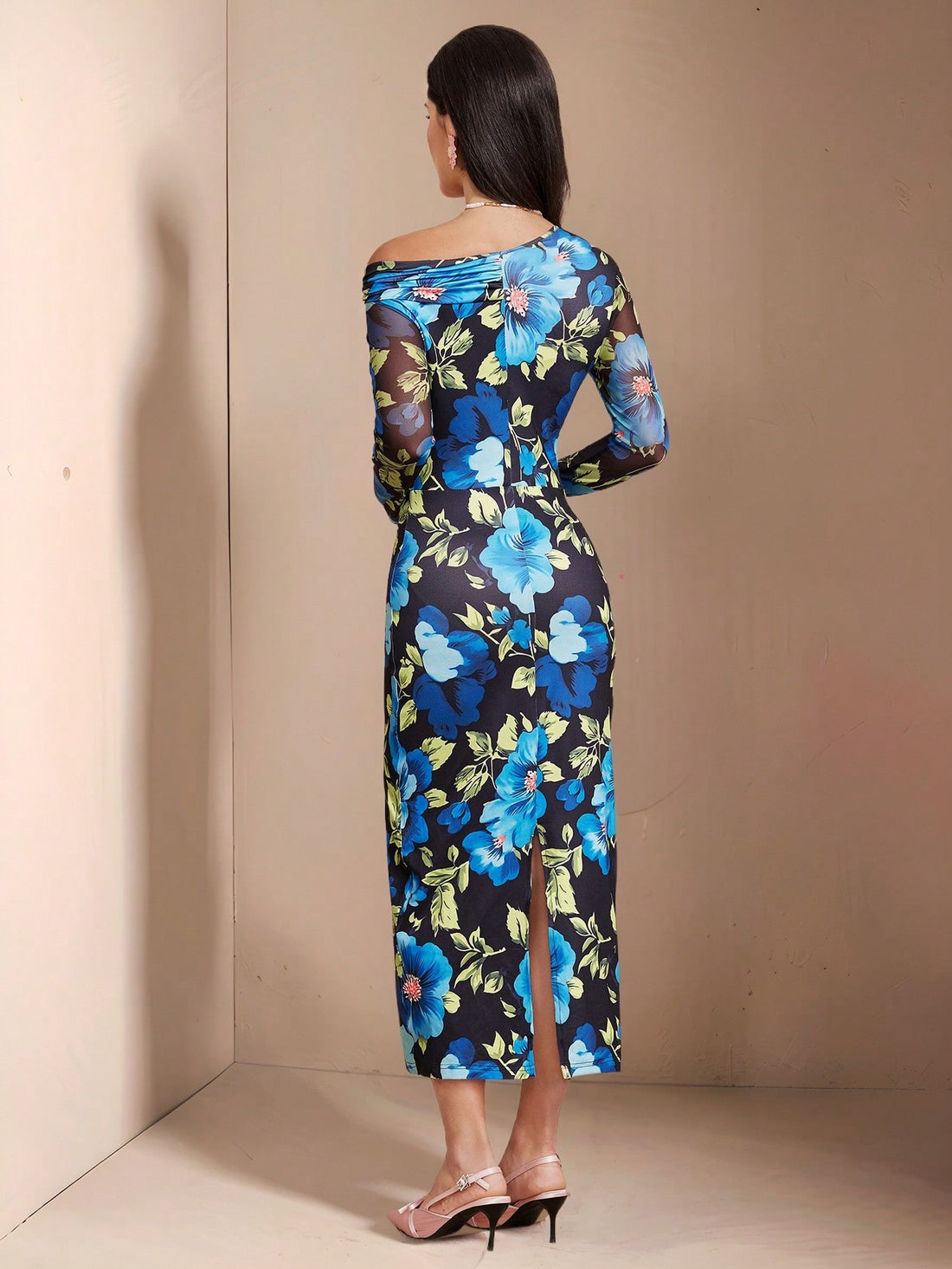 Step into style with our Elegant Floral Print One-Shoulder Mid-Length Dress for Women. This collection features a stunning one-shoulder design and a beautiful floral print. Perfect for any occasion, this dress adds a touch of elegance to your wardrobe. Stand out from the crowd and make a statement with this playful and chic dress.
