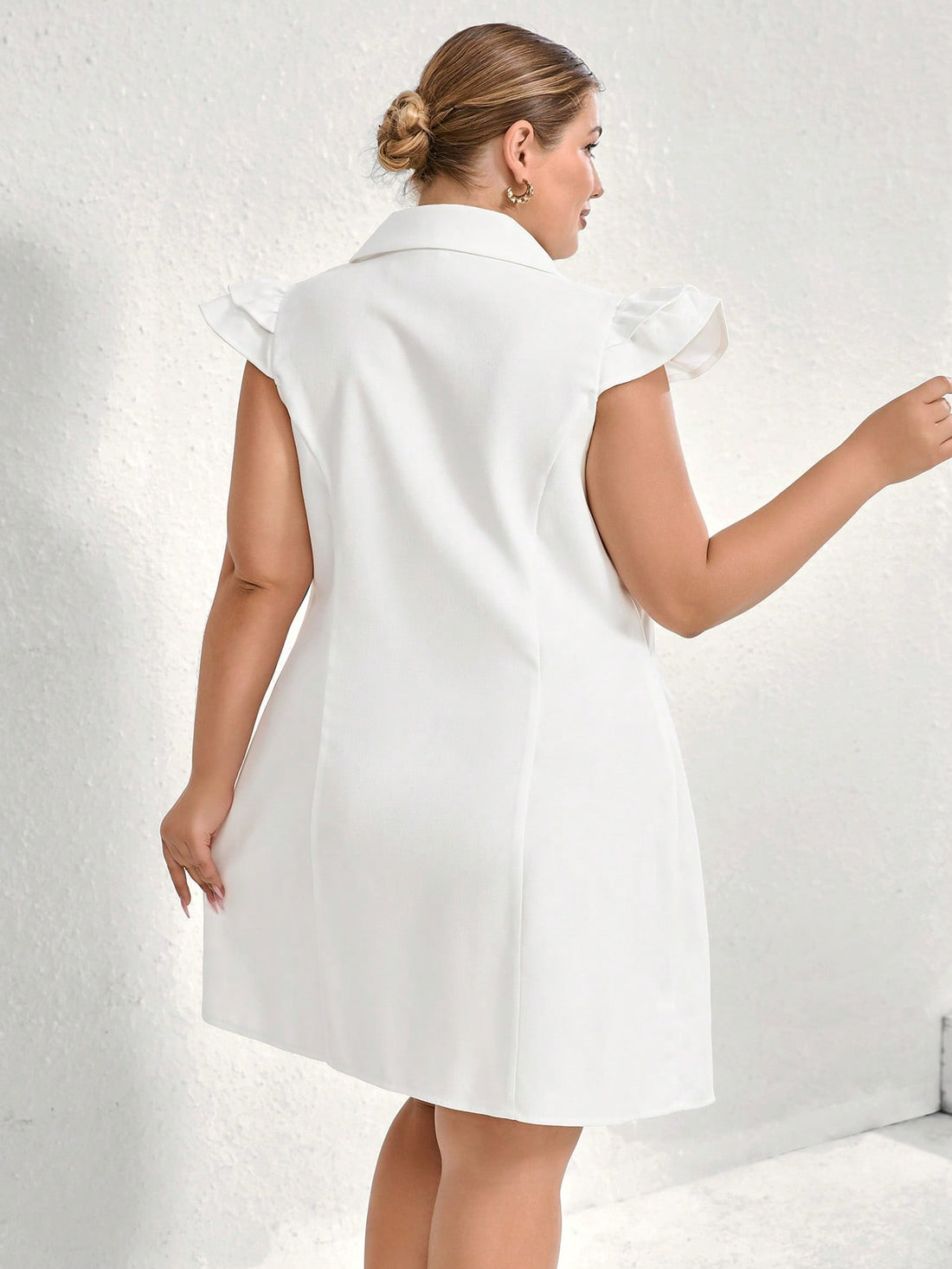 Step out in style with this Elegant Sleeveless Lapel Dress Suit, designed to add a chic twist to your daily commute. Featuring a sleek lapel and eye-catching button details, this dress suit combines sophistication with a playful edge. Its sleeveless design keeps you cool and confident, making it perfect for busy days when you want to look effortlessly polished. Whether heading to the office or a casual meeting, this dress suit ensures you arrive with flair and comfort.