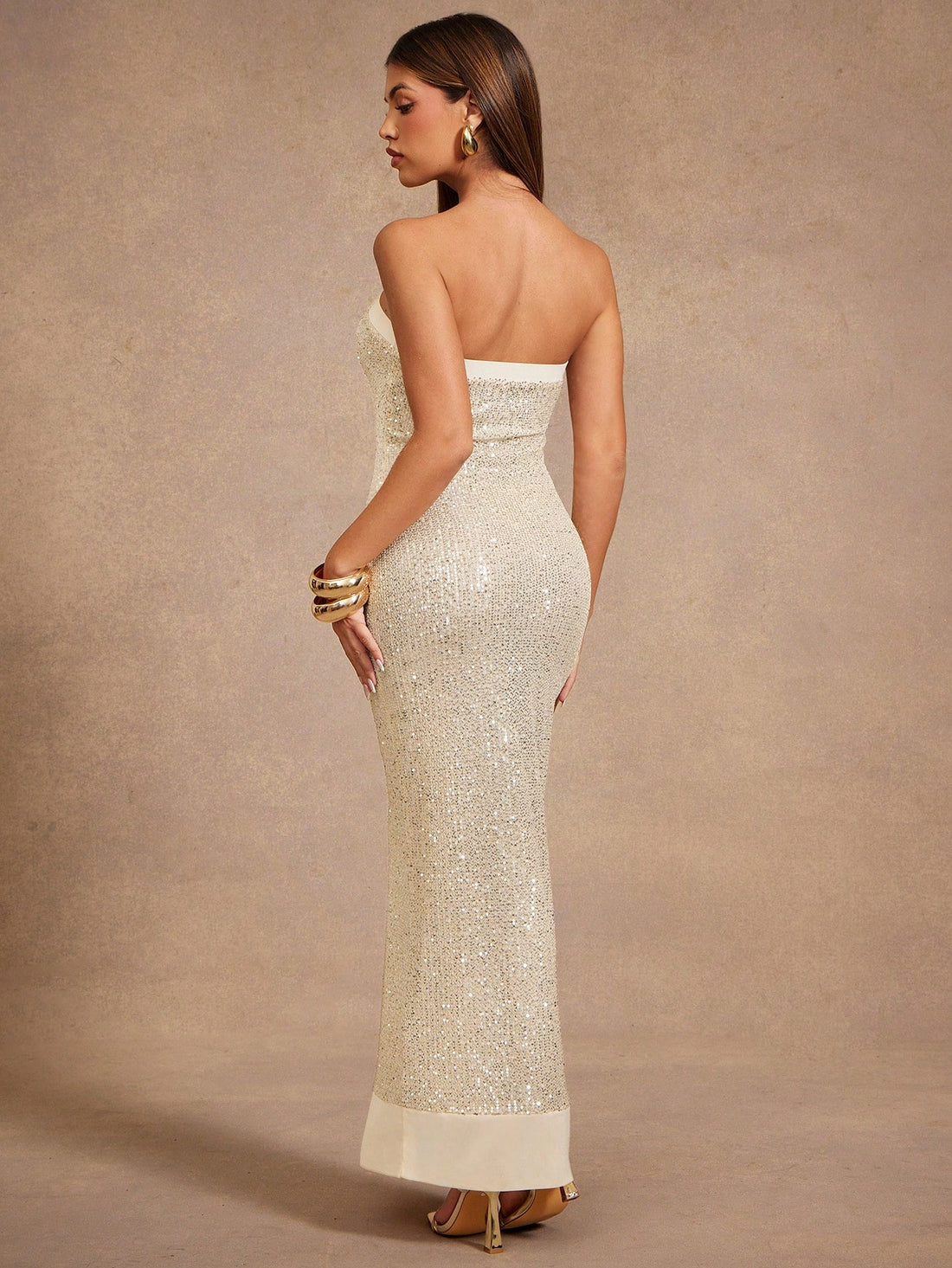 Turn heads at every party with this Elegant Halter Midi Dress sparkling with sequins. Its flattering halter neckline and midi length combine chic style with just the right amount of shimmer, making you the life of the celebration. Perfect for dancing the night away or enjoying cocktails in style, this dress adds a playful touch to your festive wardrobe.