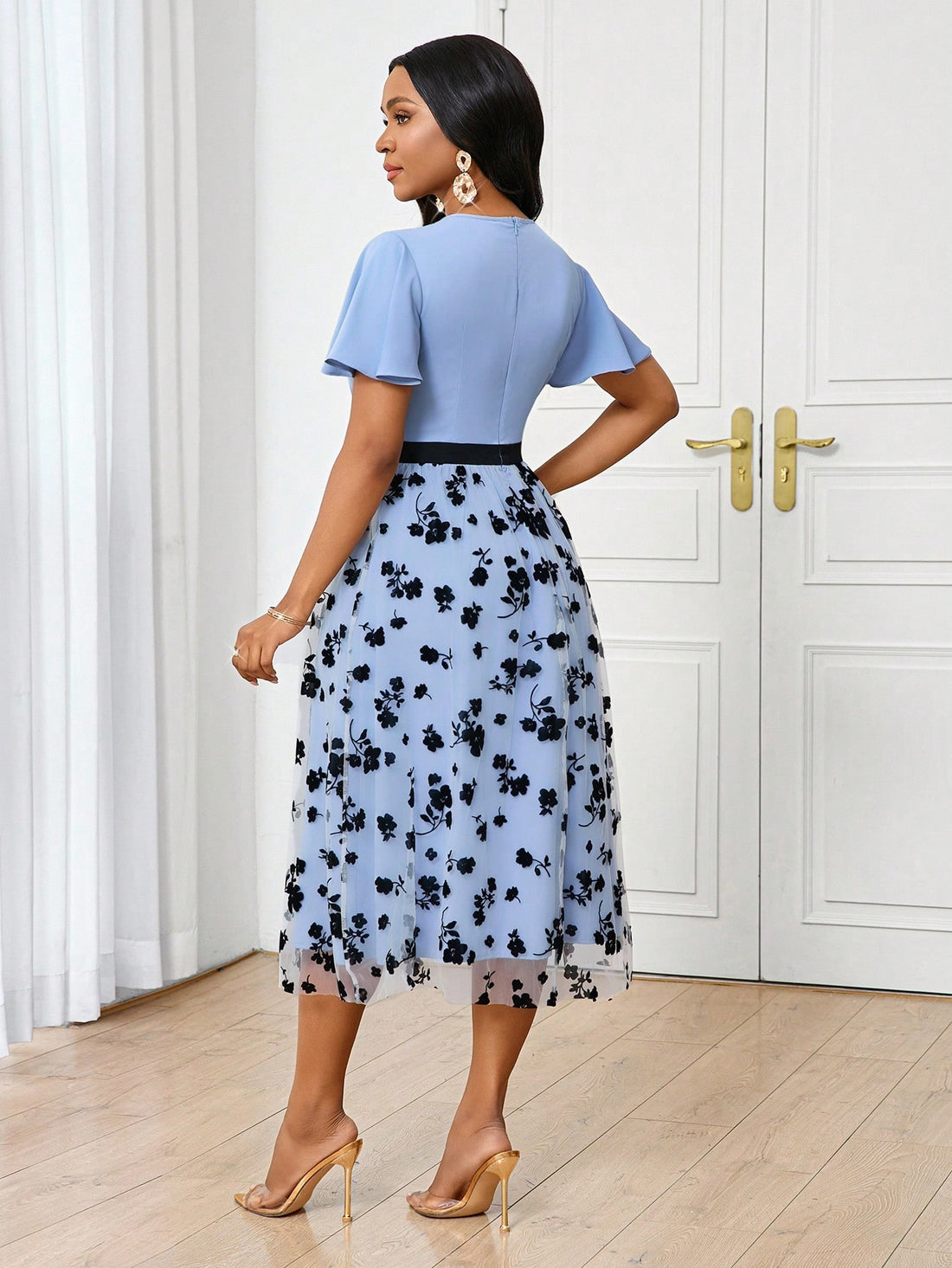 Upgrade your summer wardrobe with our Chic Summer Midi Dress for Women! Featuring stylish short sleeves and a casual sundress design, this dress is perfect for any occasion. Stay chic and comfortable in this must-have piece.