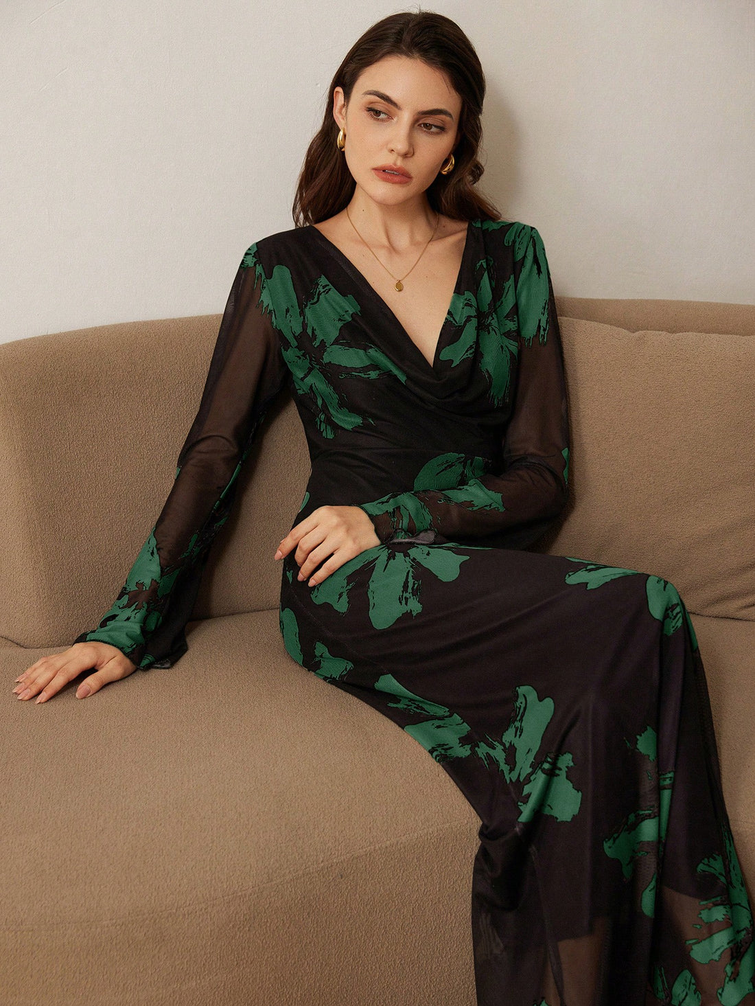 Be the belle of the ball in our French vintage floral dress, complete with a draped neck and elastic silhouette. This whimsical dress adds a touch of romance to any occasion. Feel effortlessly beautiful and stylish with this unique and playful piece.