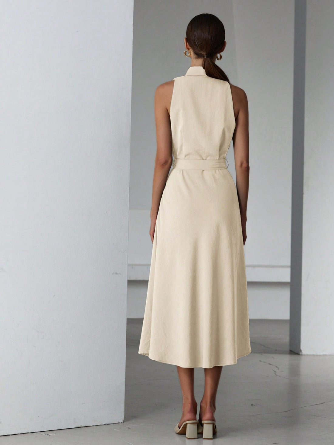 Step into effortless style with this chic sleeveless shift dress, crafted in a breezy linen-look fabric. The playful neck tie waist adds a flirty touch, letting you customize your silhouette with ease. Perfect for sunny days or casual outings, this dress combines comfort and charm for a look that’s both relaxed and refined.