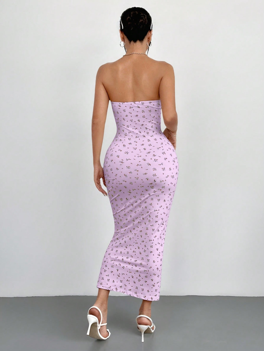 Flaunt your summer style with this Lavender Ditsy Floral Strapless Bodycon Mini Dress! The delicate floral pattern adds a touch of femininity, while the bodycon fit highlights your curves. Perfect for warm weather, this dress will keep you looking cute and feeling confident!