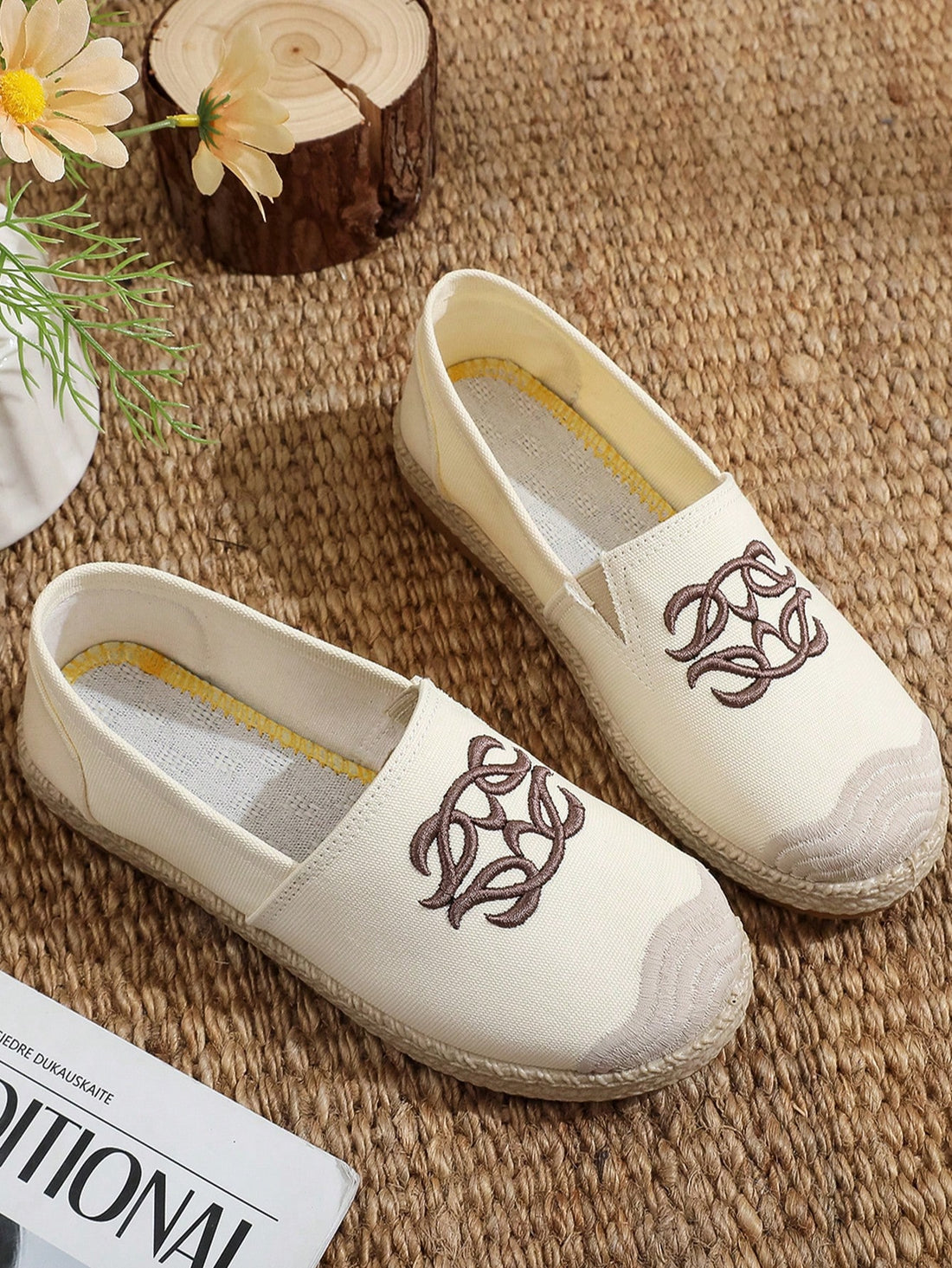 Slip into style and comfort with our Breathable Women's Casual Loafers! Perfect for spring and summer, these slip-on flats combine fashion and functionality with their breathable design. Say goodbye to sweaty feet and hello to a stylish and comfortable step!