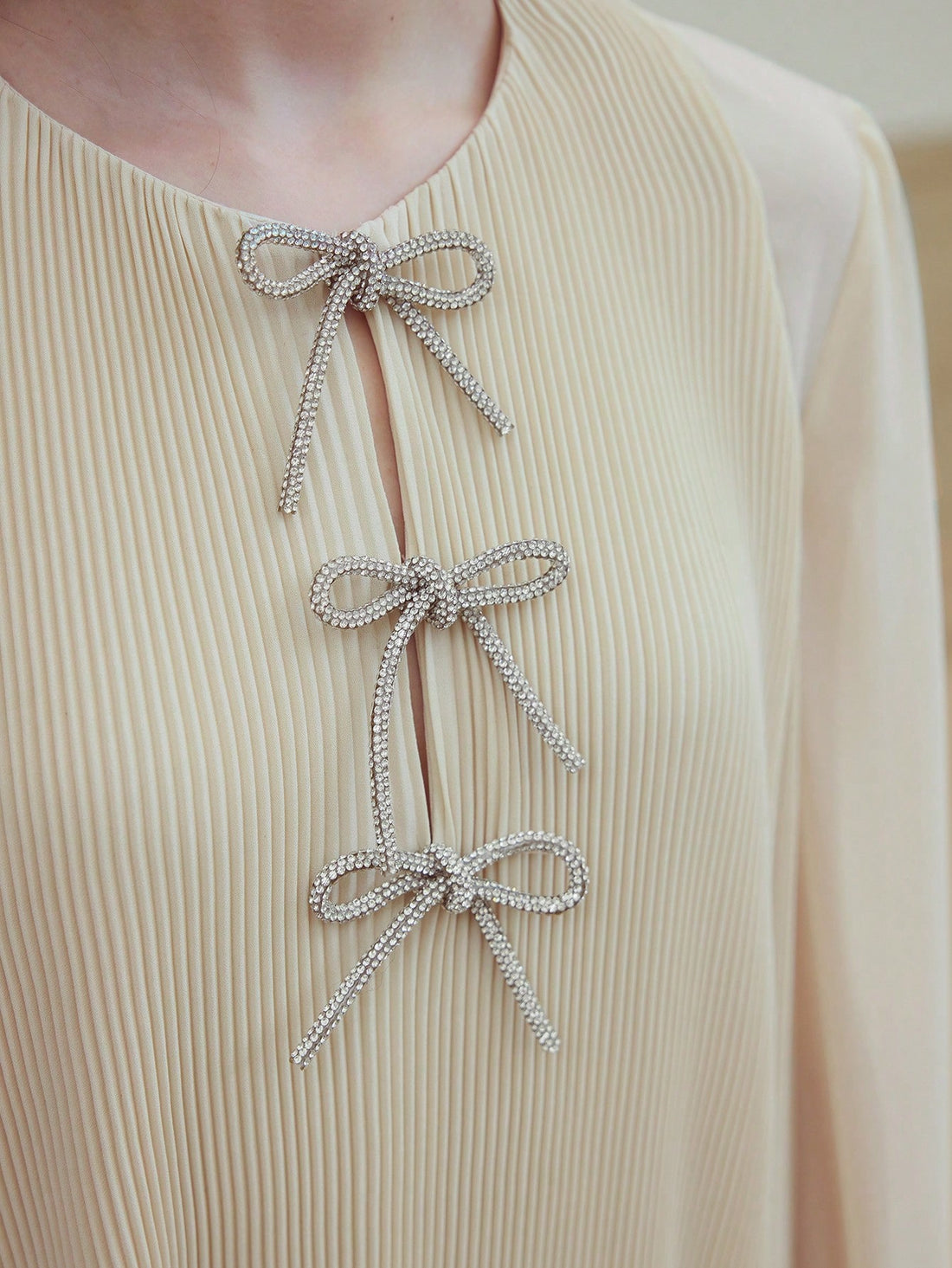 Step out in style with this Elegant Fold Pleated Bow Decor Dress, perfect for turning heads at any event. Its charming pleats and playful bow detail add a touch of whimsy, while the flattering fold design ensures you feel confident and chic. Ideal for parties, dinners, or special occasions, this dress combines elegance with a fun twist to brighten your wardrobe.