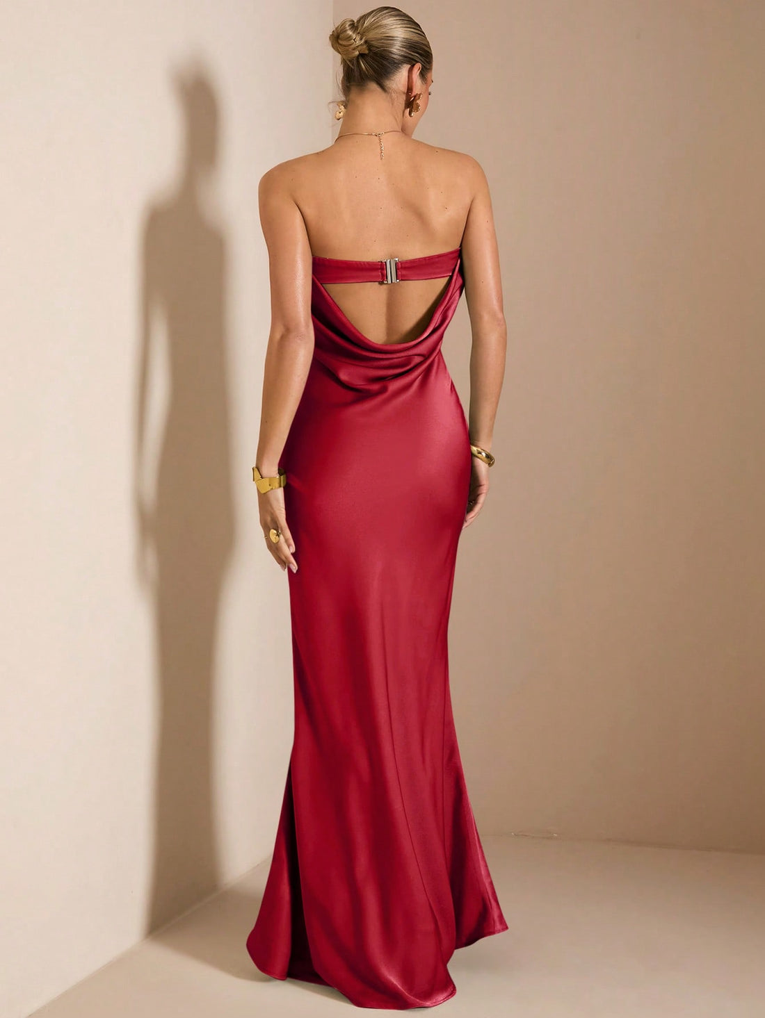Get ready to turn heads at any cocktail party or formal event with our Elegant Strapless Mermaid Satin Dress! This stunning dress not only features a flattering mermaid silhouette and a strapless design, but it also exudes elegance and sophistication. Perfect for making a statement and standing out from the crowd.