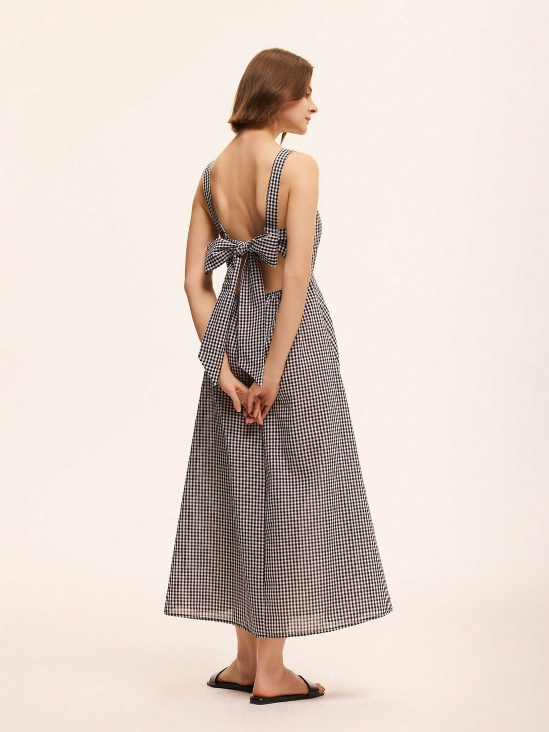 Step out in style with this elegant women's linen dress featuring a charming vintage coin design. Light and breathable, it keeps you cool while adding a touch of timeless flair to your look. Whether you're brunching with friends or dancing the night away, this dress effortlessly blends comfort and classic charm for any occasion.