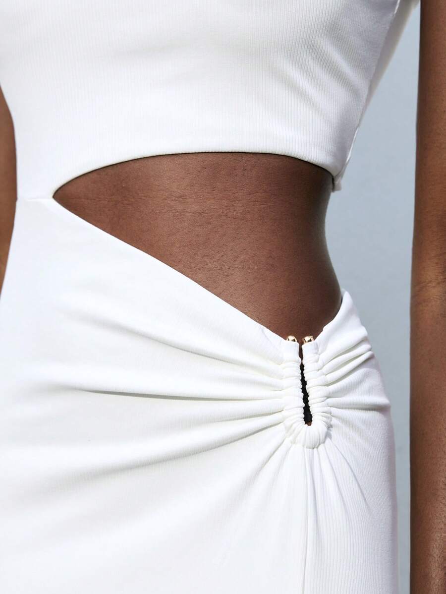 Elegant White Asymmetrical Shoulder Dress with Metal Buckle for Weddings and Parties